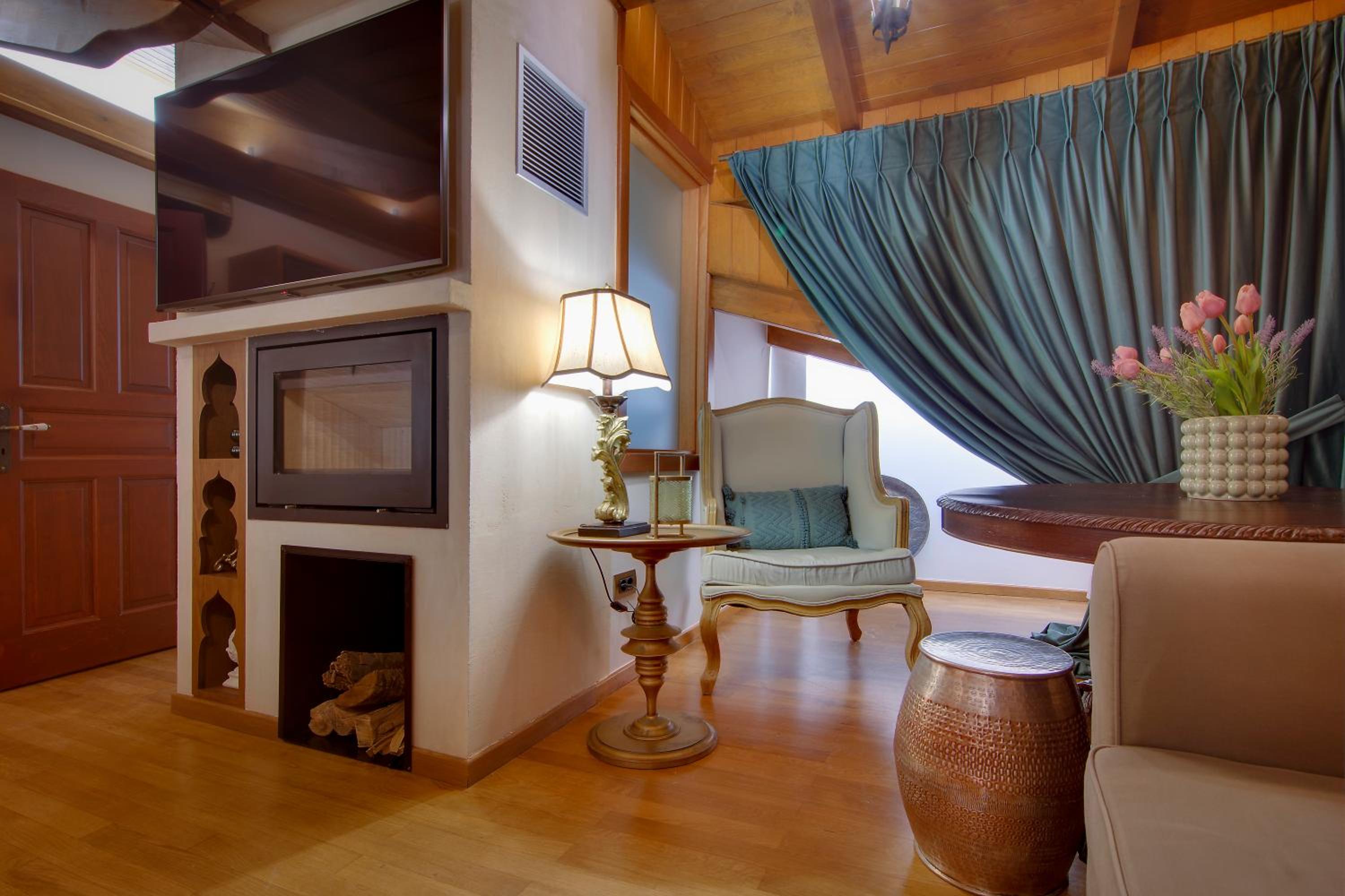 King Room with Lake View - Photo 14