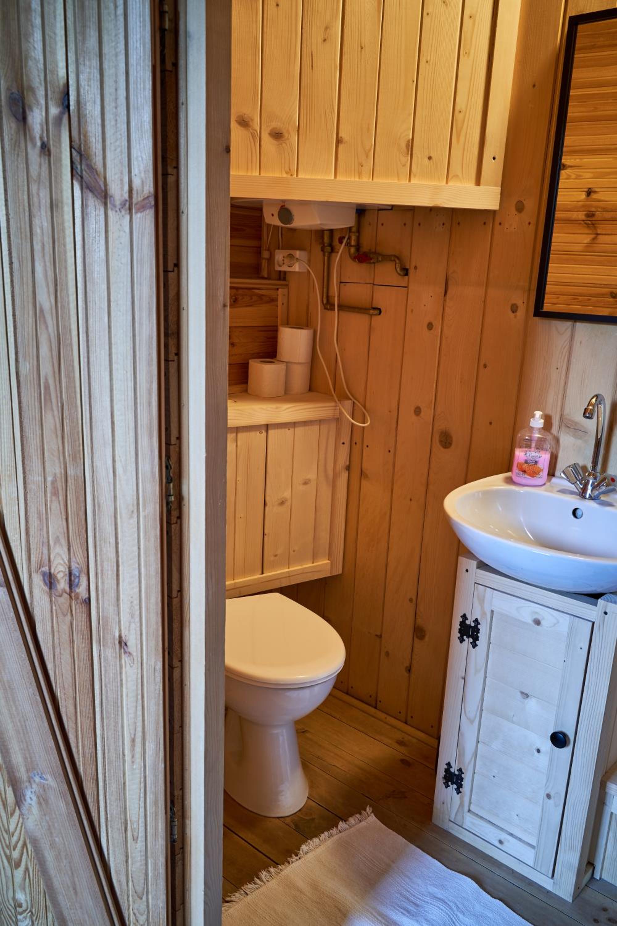Quadruple Room with Private Bathroom - Photo 2