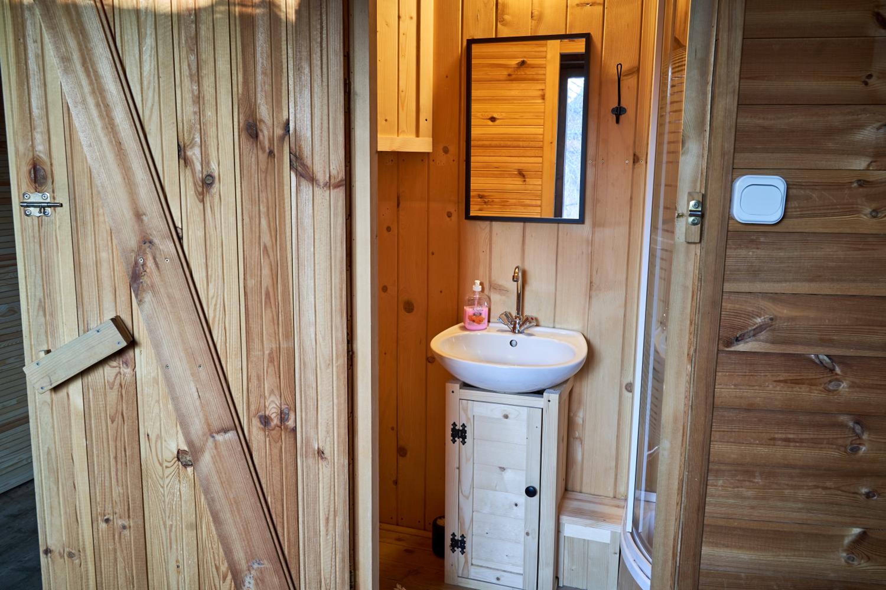 Quadruple Room with Private Bathroom - Photo 3