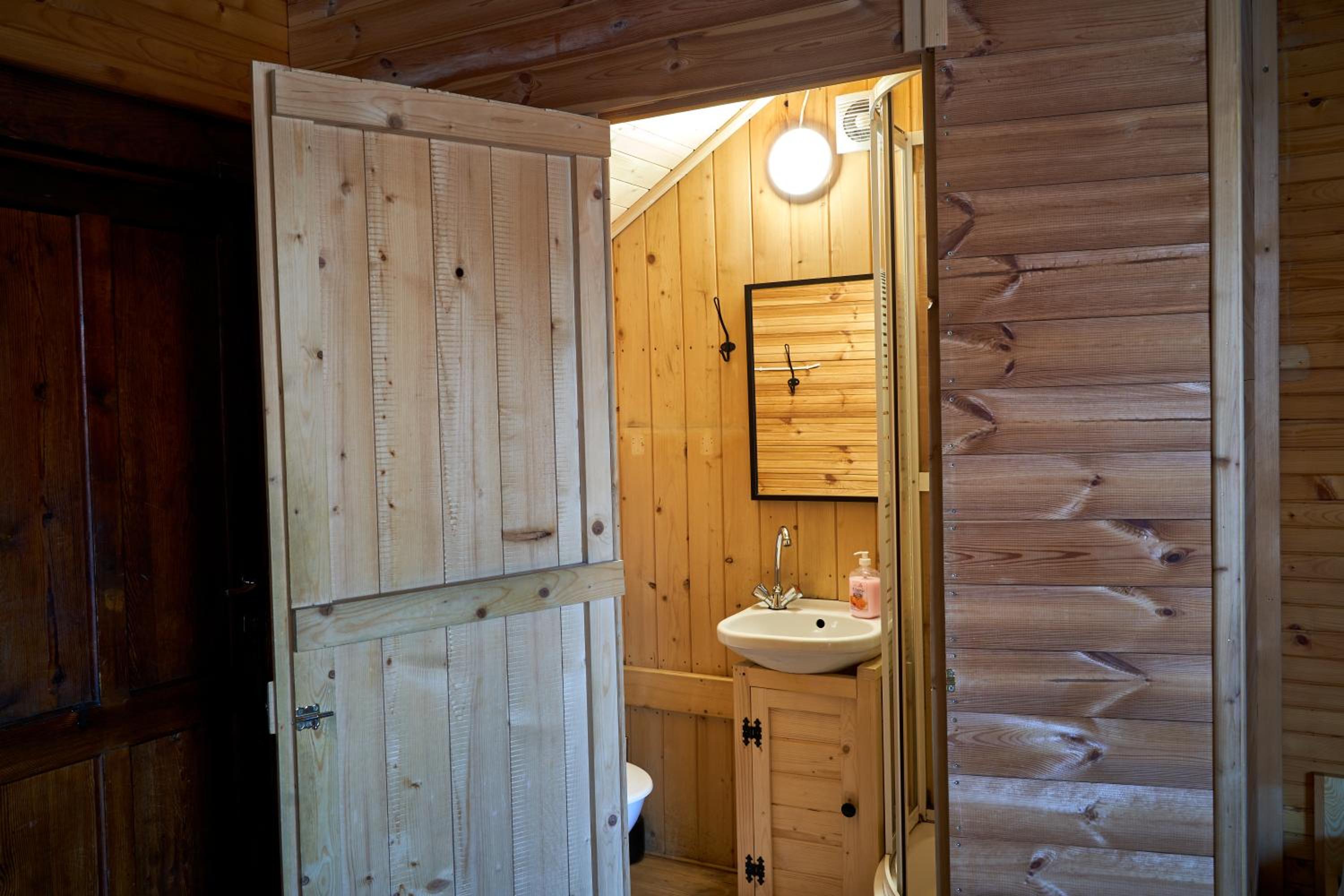 Quadruple Room with Private Bathroom - Photo 6