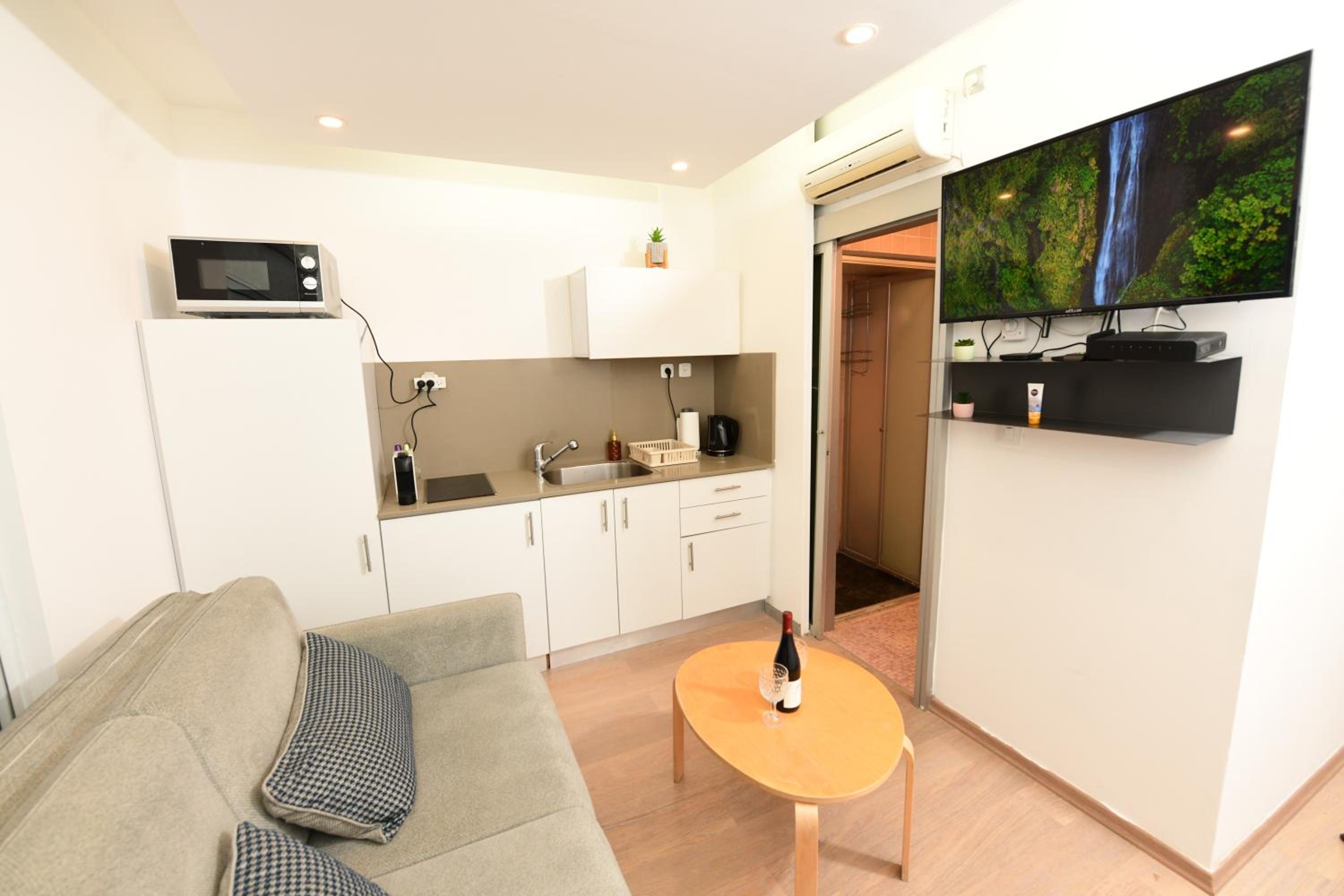 One-Bedroom Apartment - Photo 2