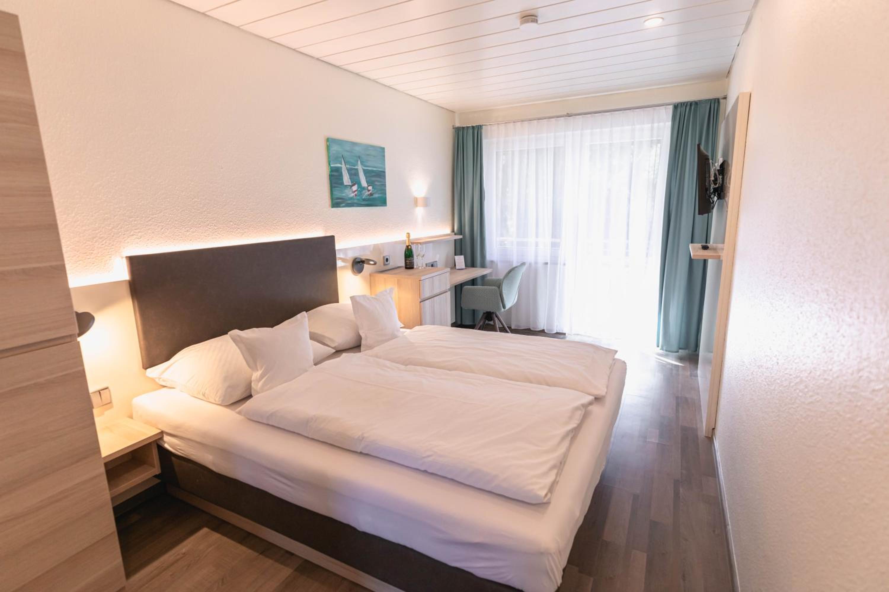 Small Double Room with Queen Bed photo 2