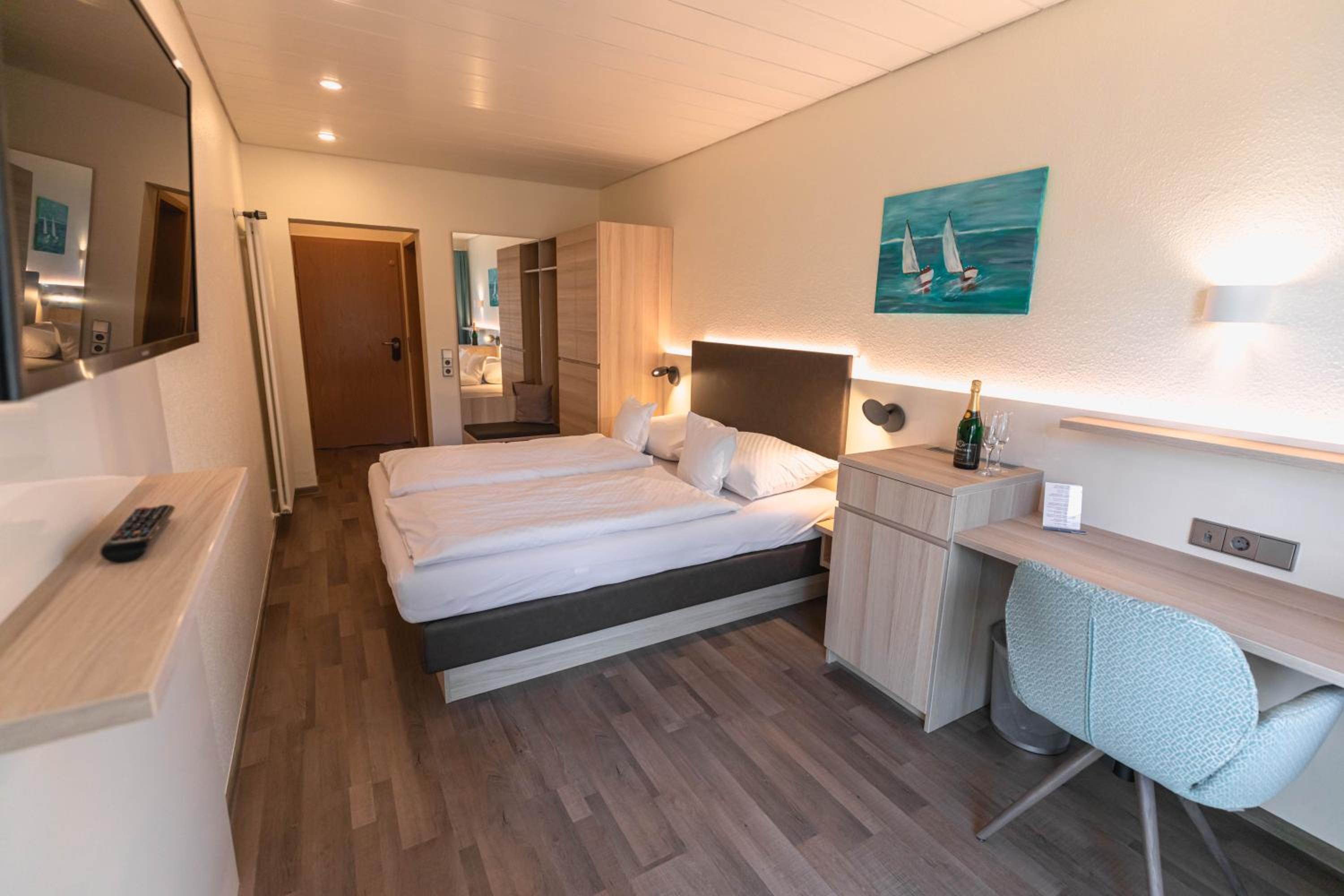 Small Double Room with Queen Bed photo 1