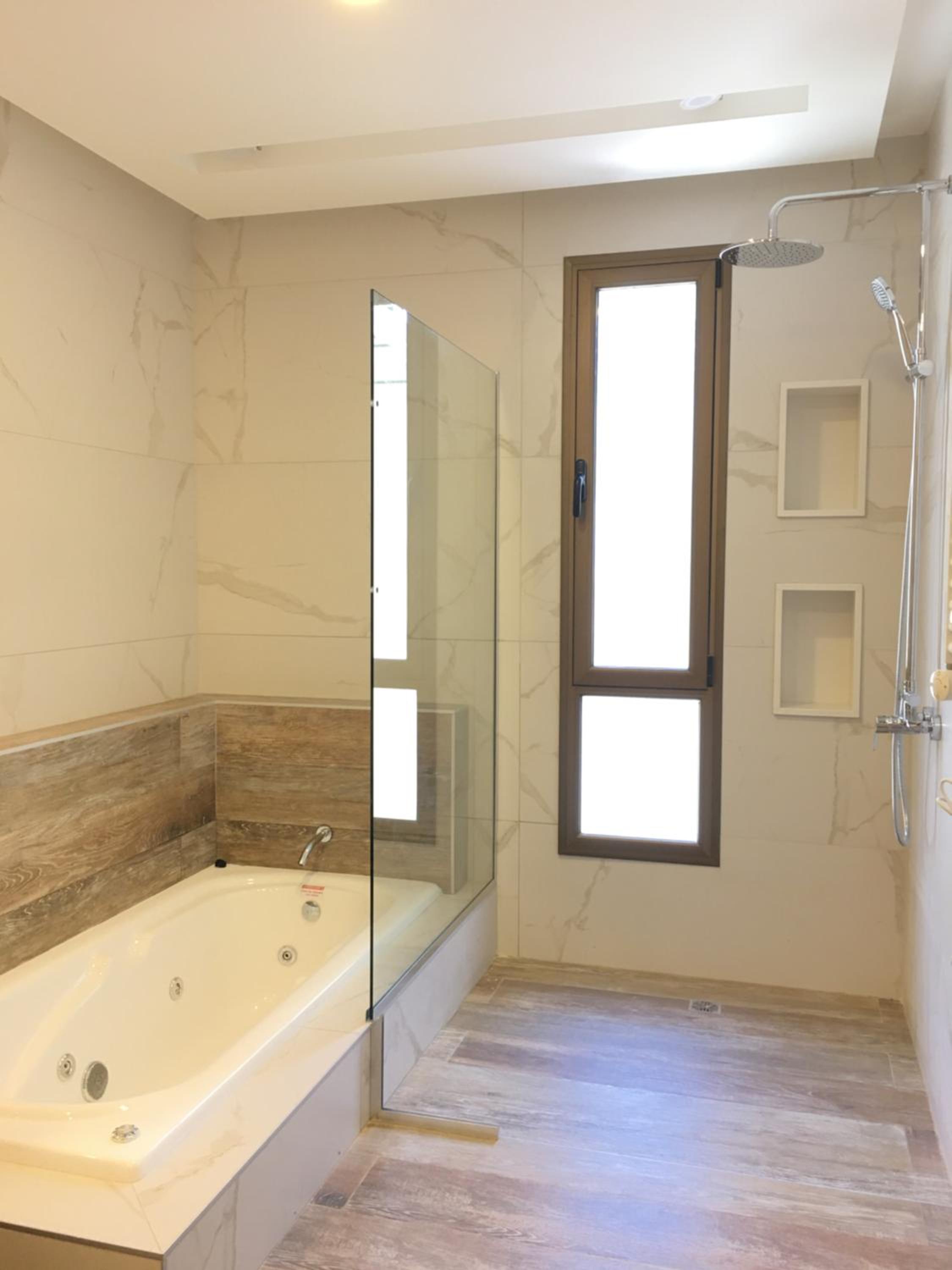 Deluxe Suite with Spa Bath photo 2