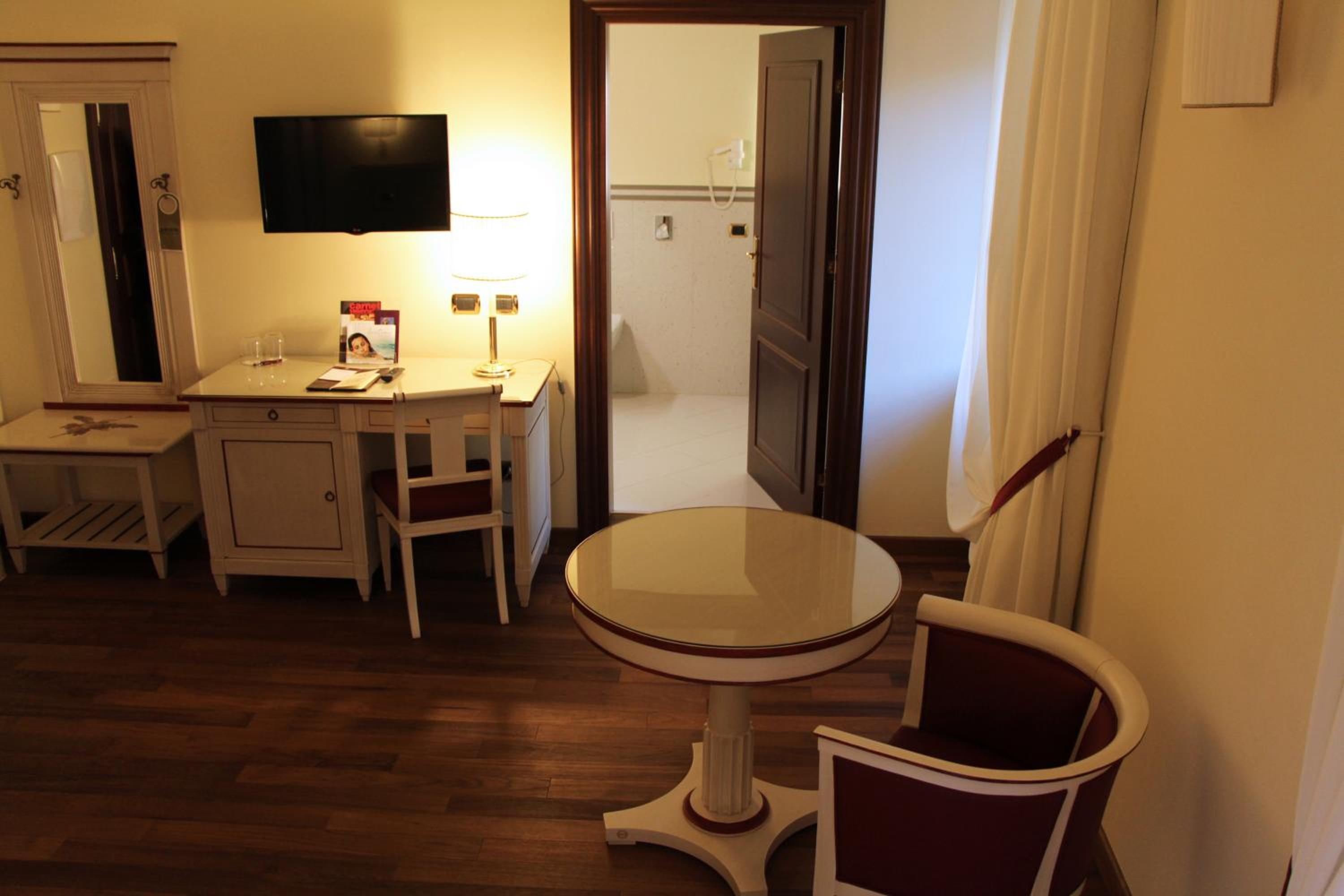 Deluxe Double or Twin Room - Photo 14