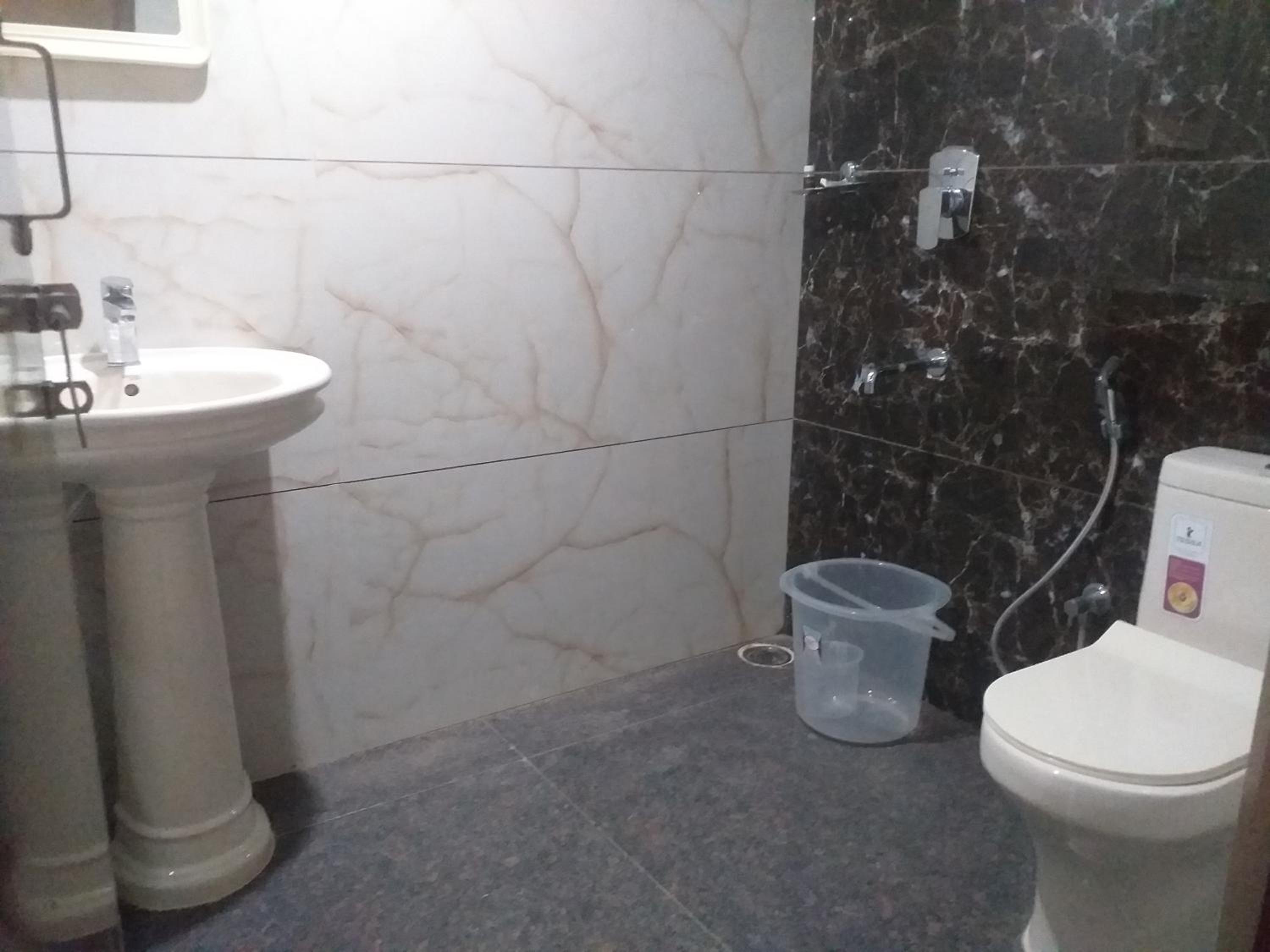 Executive Suite - Photo 13