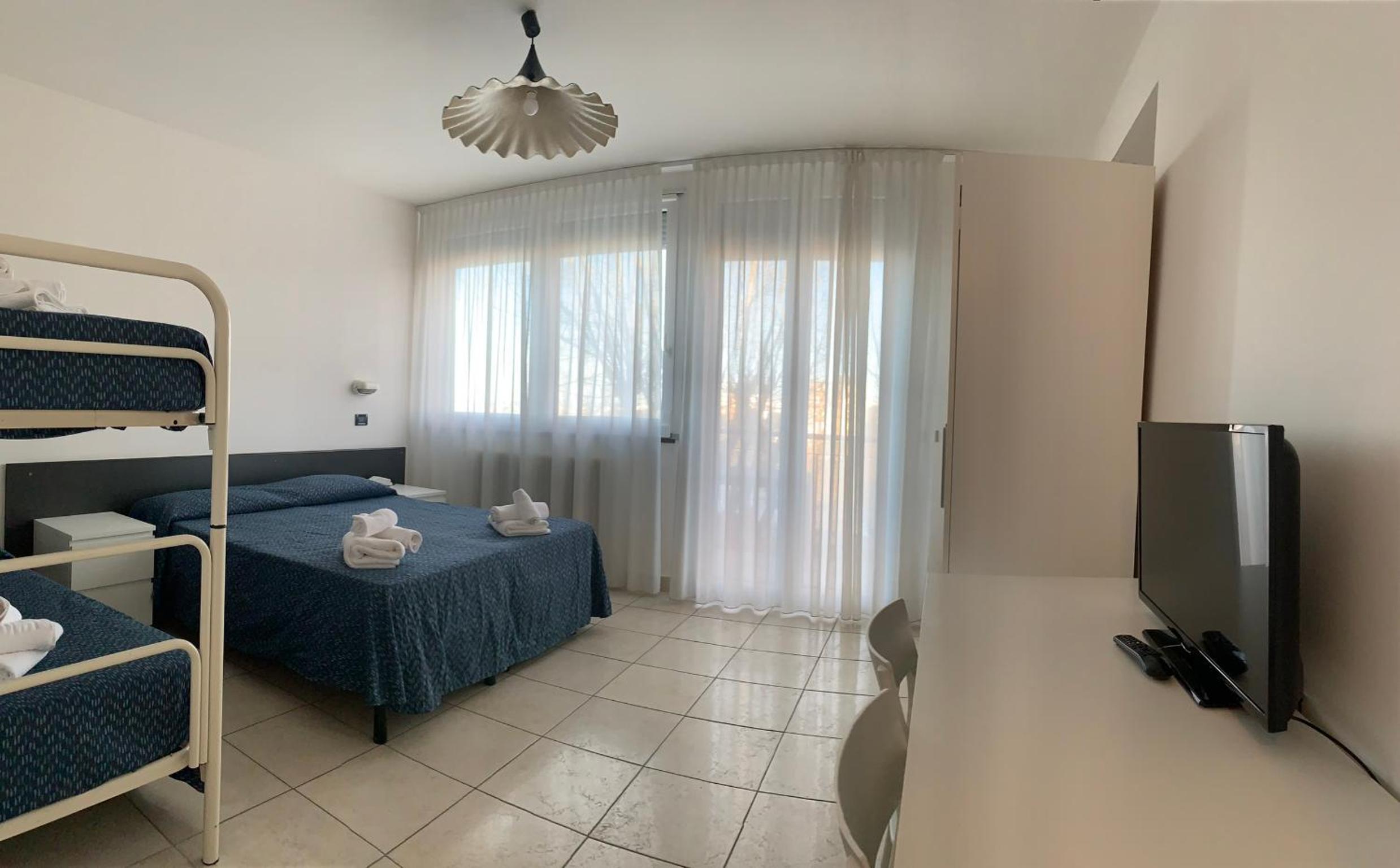 Quadruple Room with Balcony - Photo 2