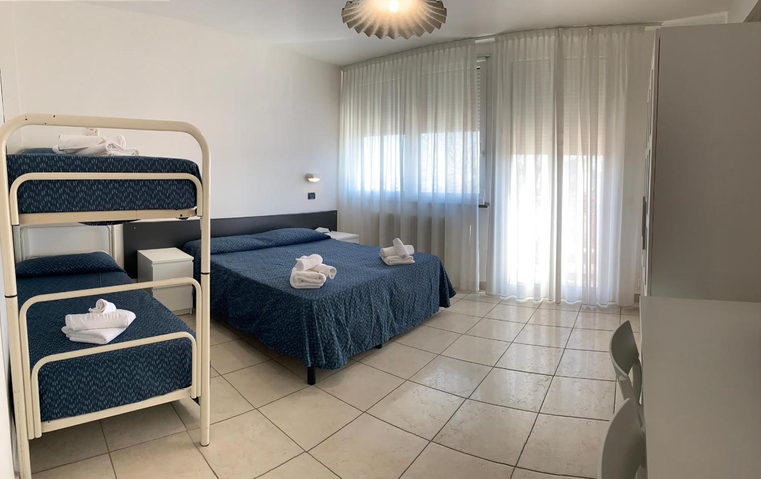 Quadruple Room with Balcony - Photo 17