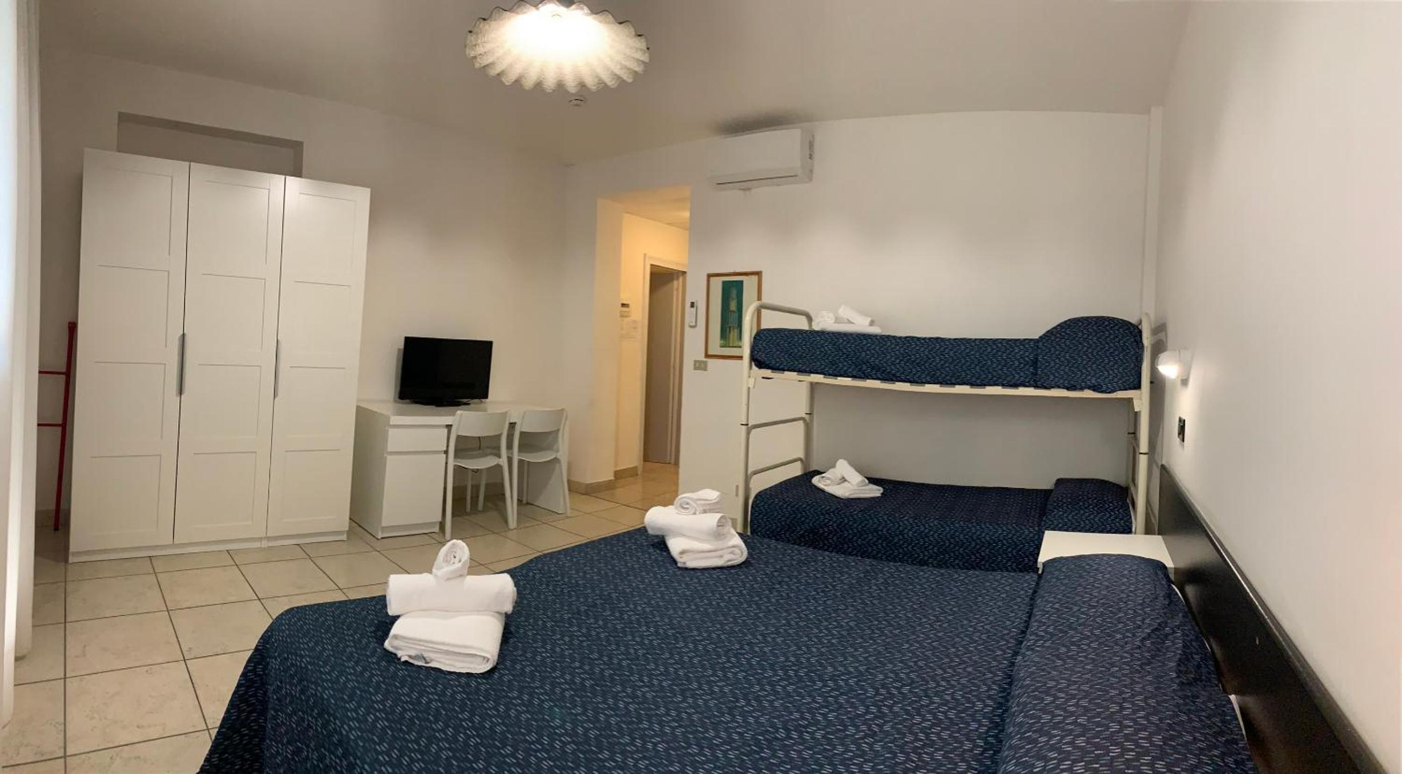 Quadruple Room with Balcony - Photo 18