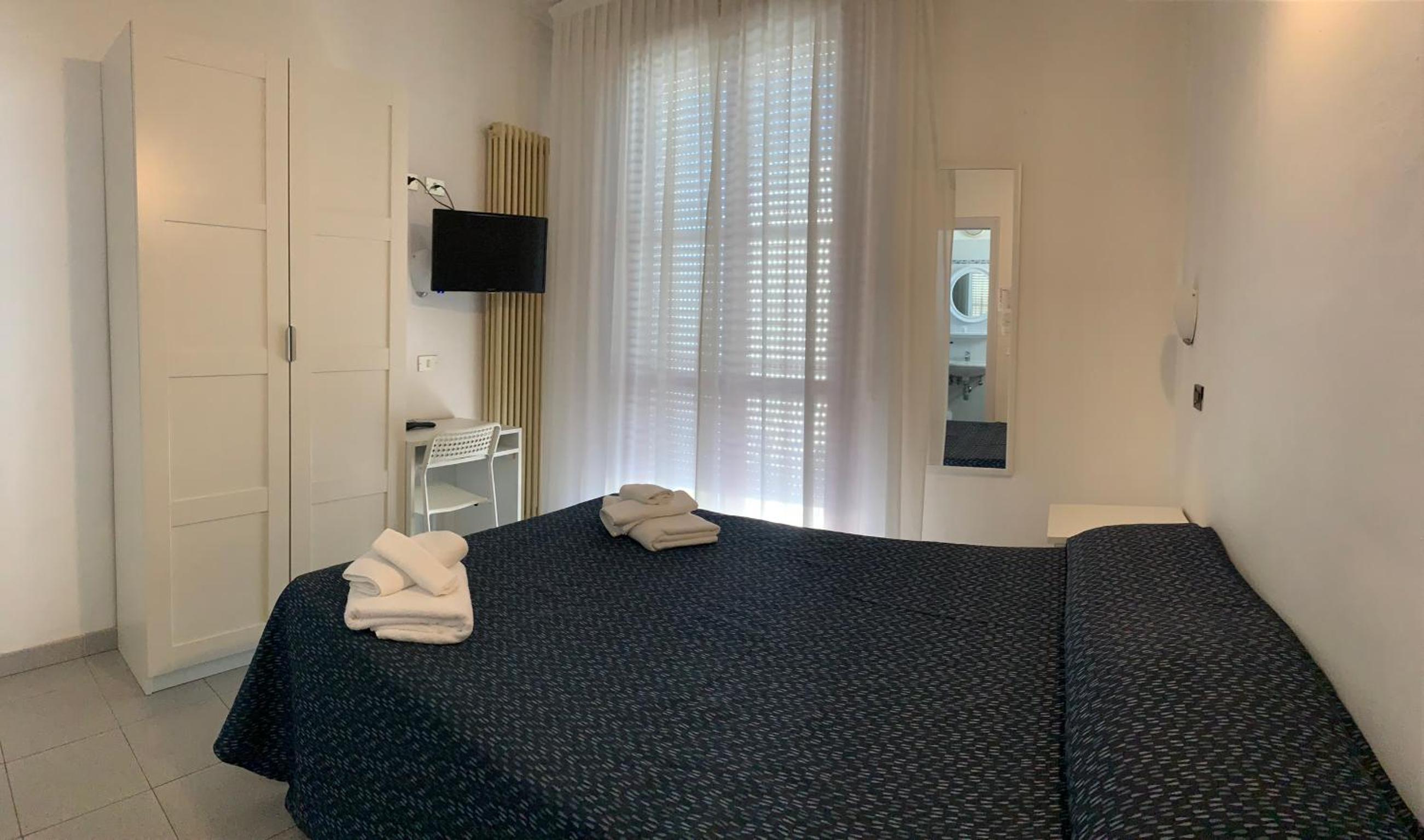 Double or Twin Room with Balcony - Photo 9