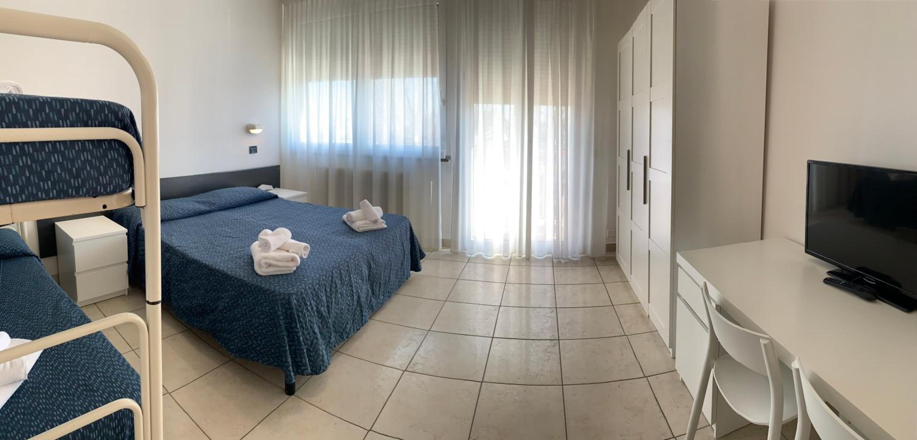 Quadruple Room with Balcony - Photo 19