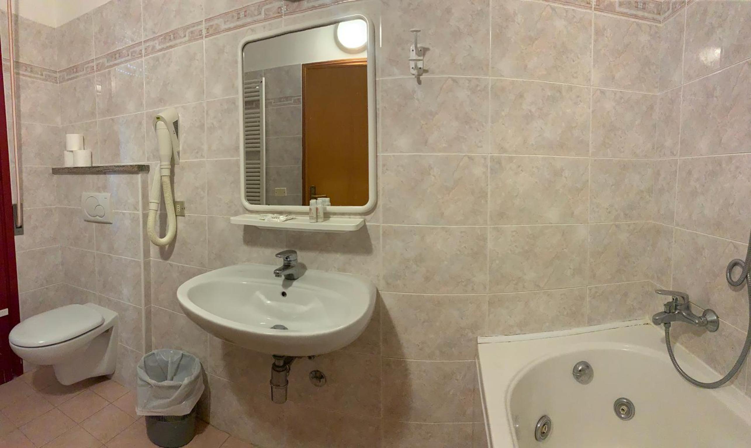 Quadruple Room with Balcony - Photo 20