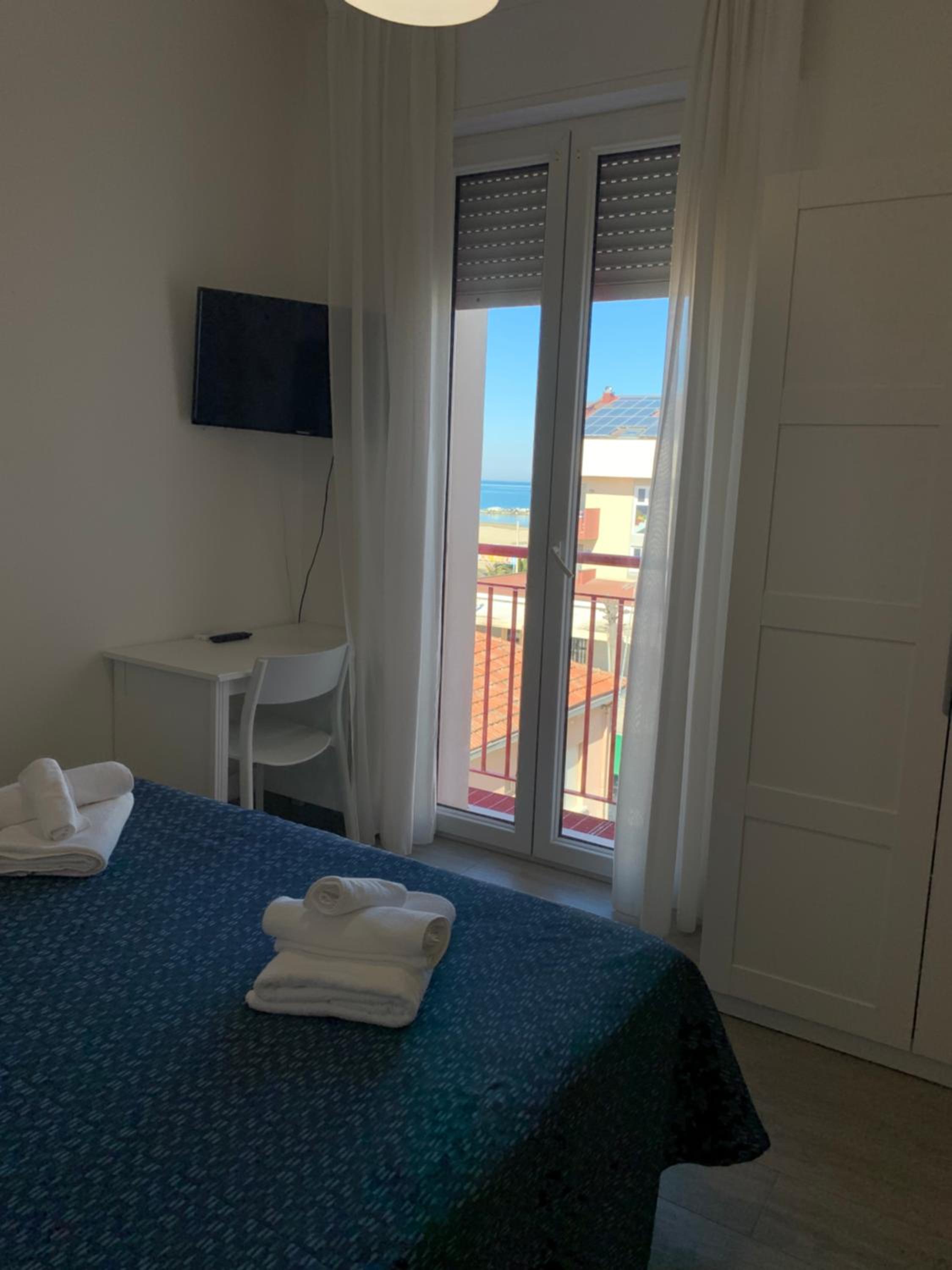Double or Twin Room with Balcony - Photo 10