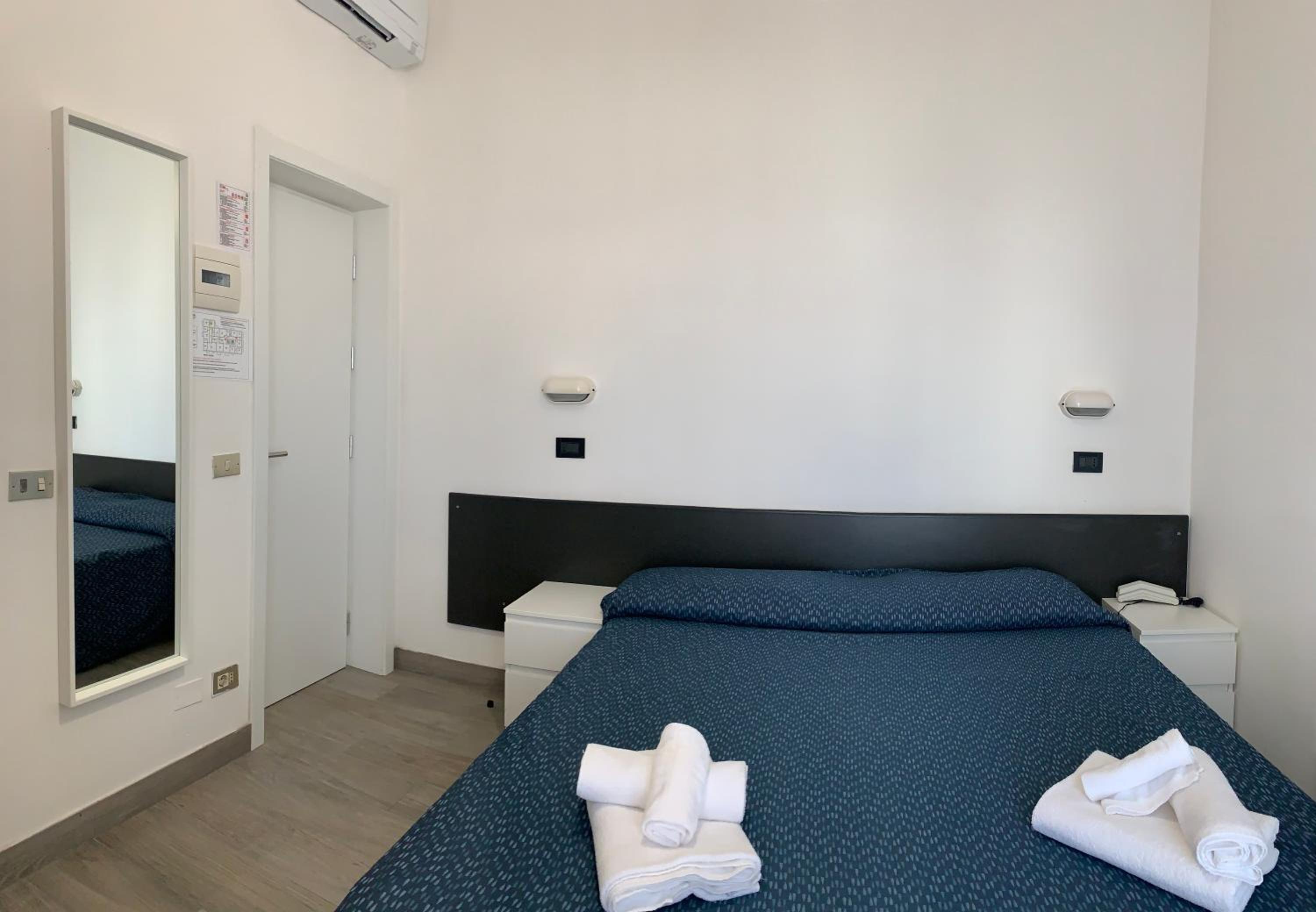 Double or Twin Room with Balcony - Photo 11