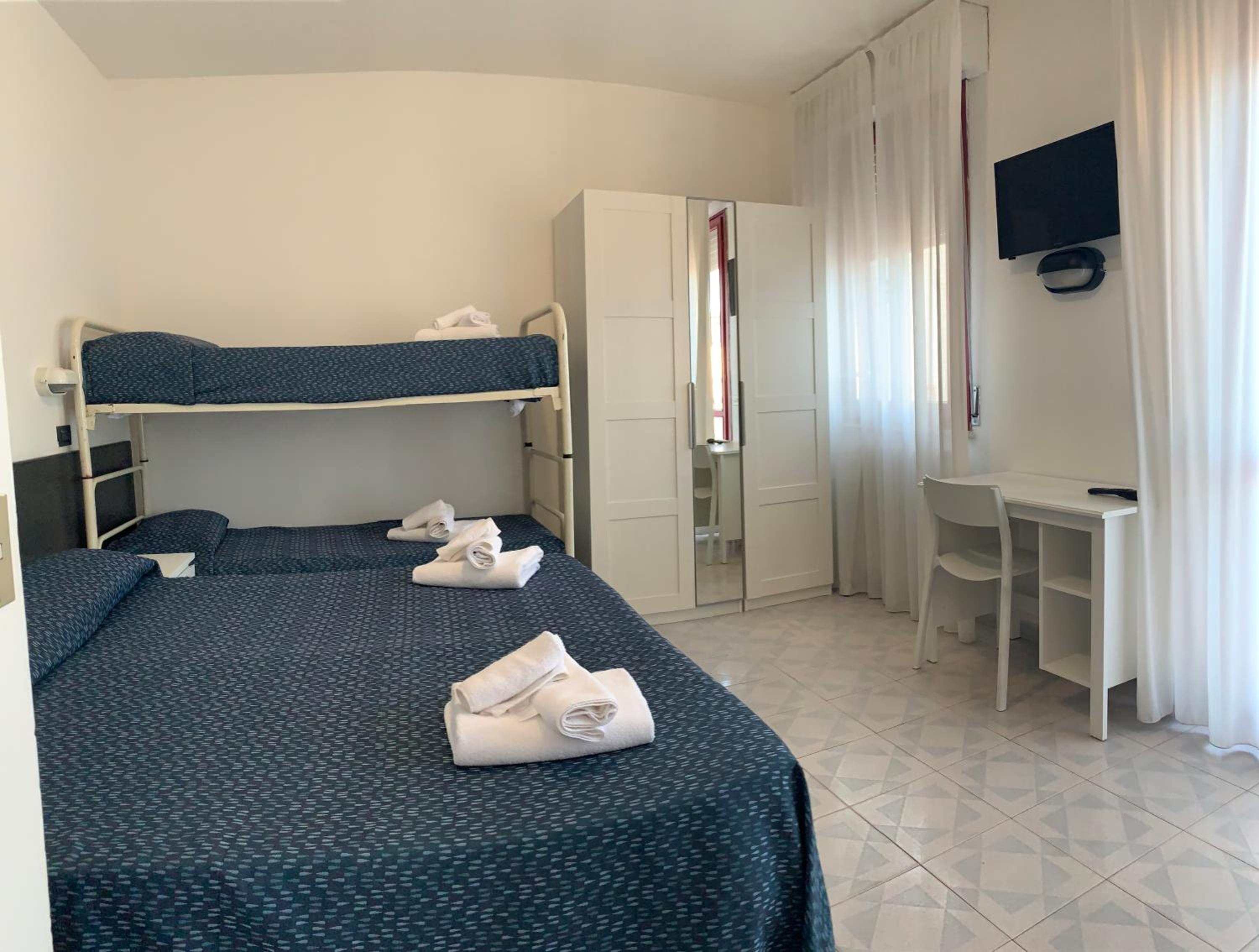 Quadruple Room with Balcony - Photo 22