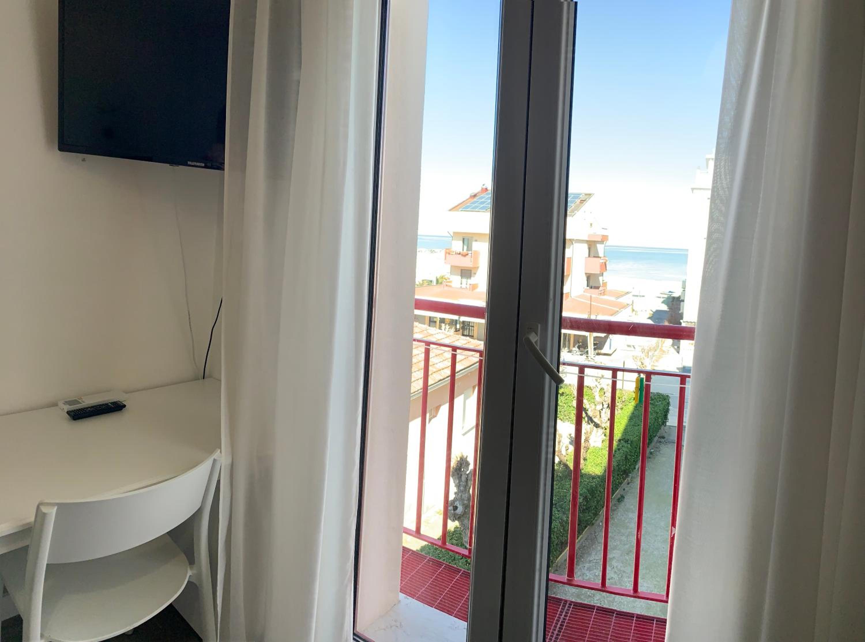 Double or Twin Room with Balcony - Photo 13