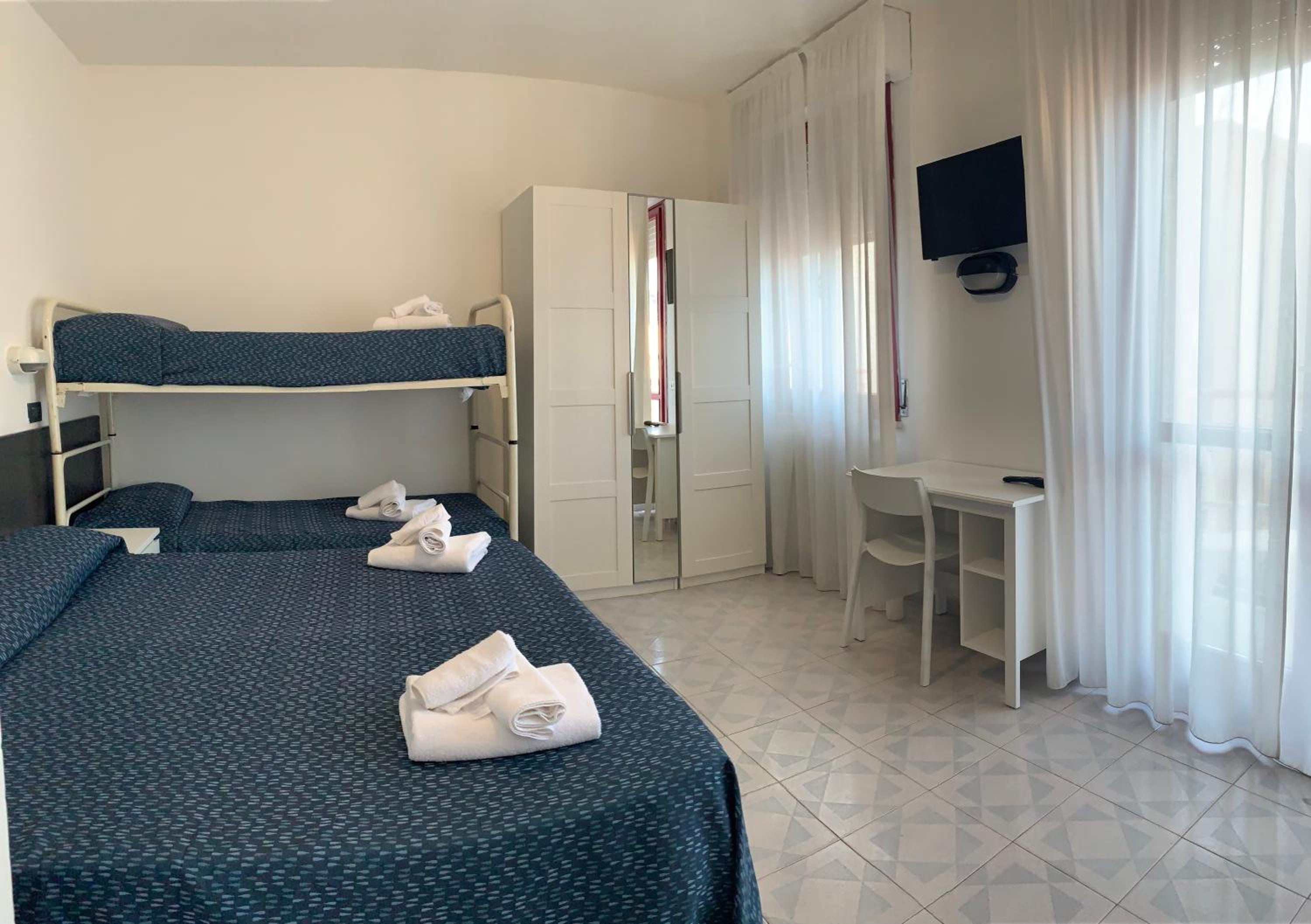 Quadruple Room with Balcony - Photo 24
