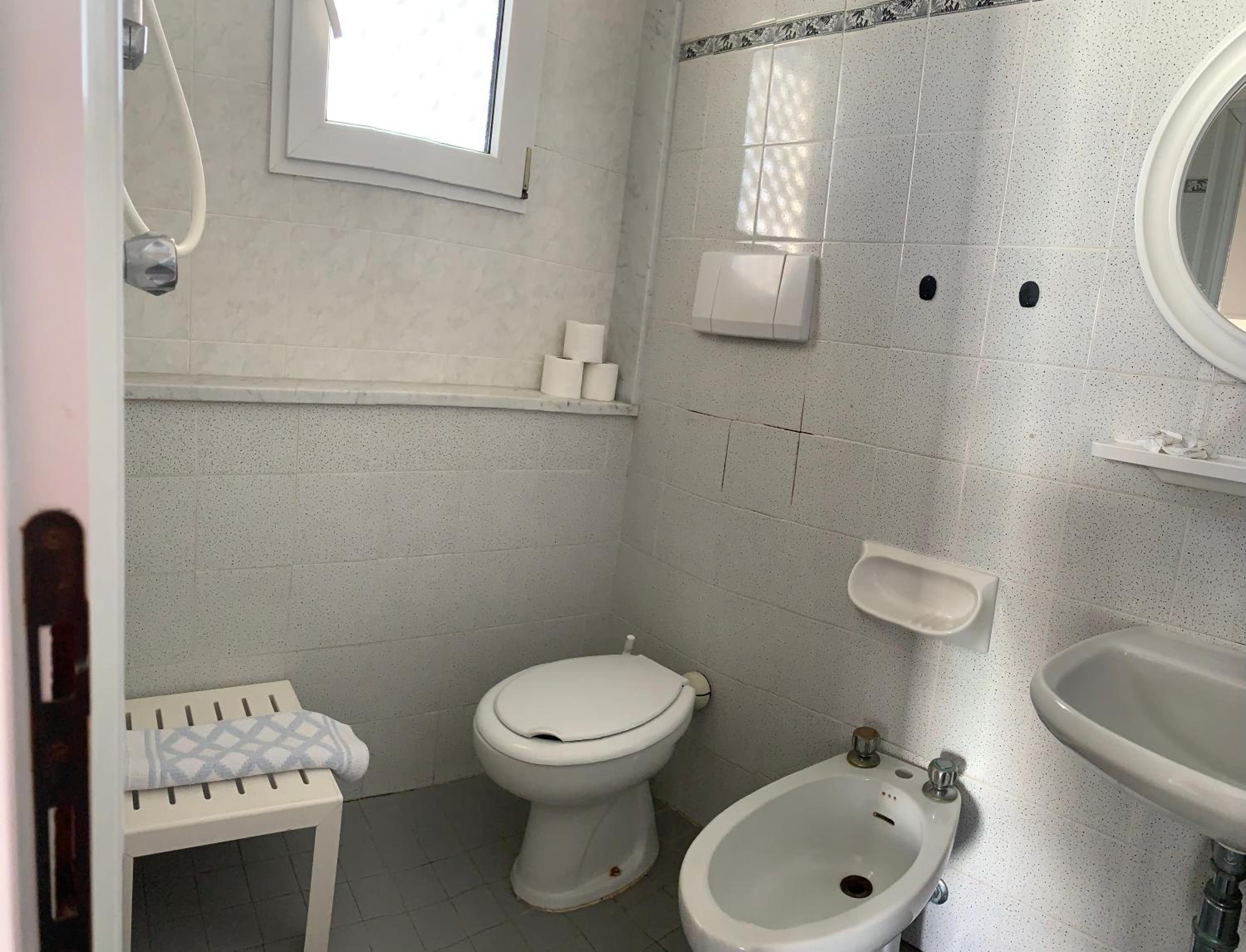 Double or Twin Room with Balcony - Photo 15