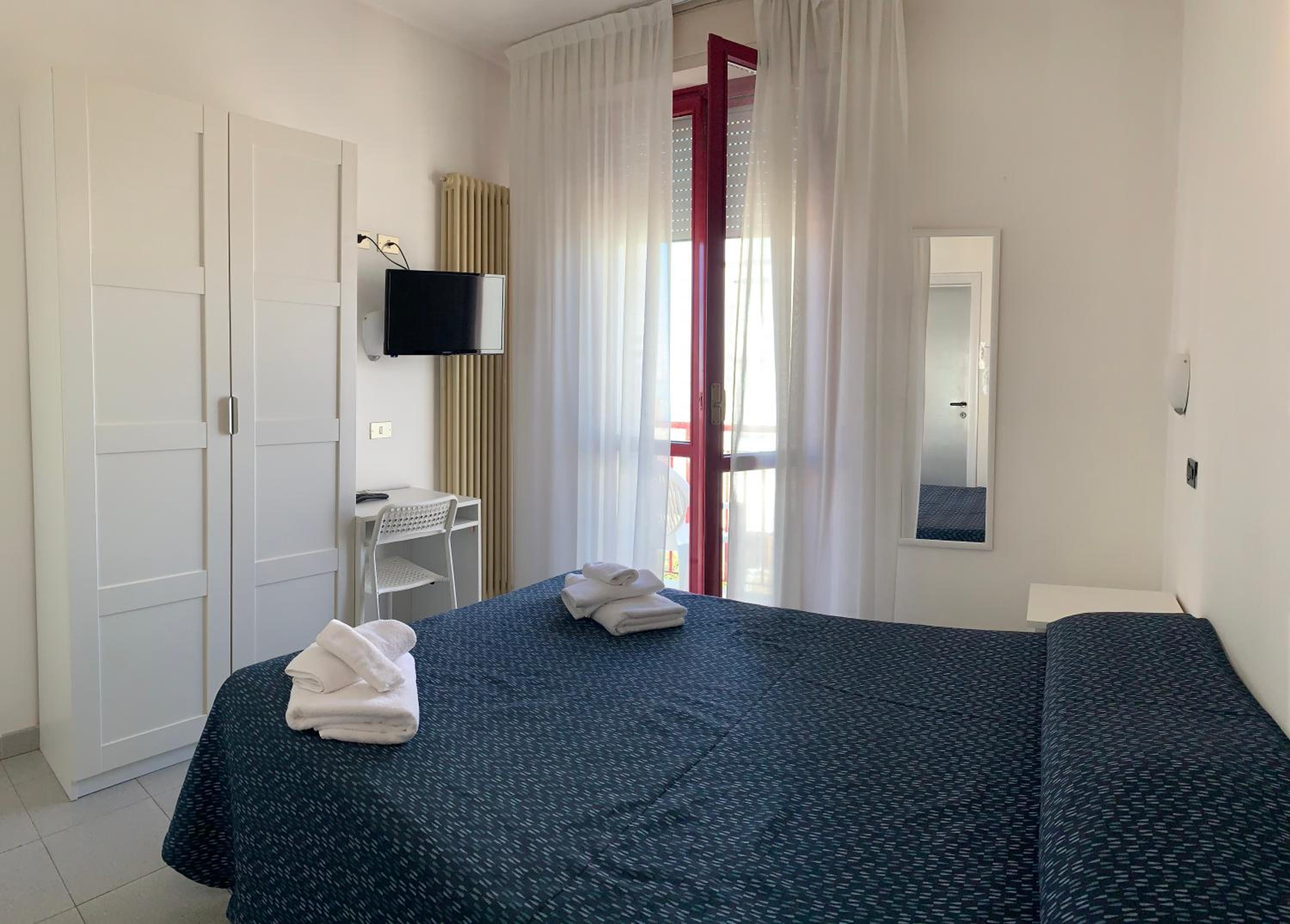 Double or Twin Room with Balcony - Photo 16