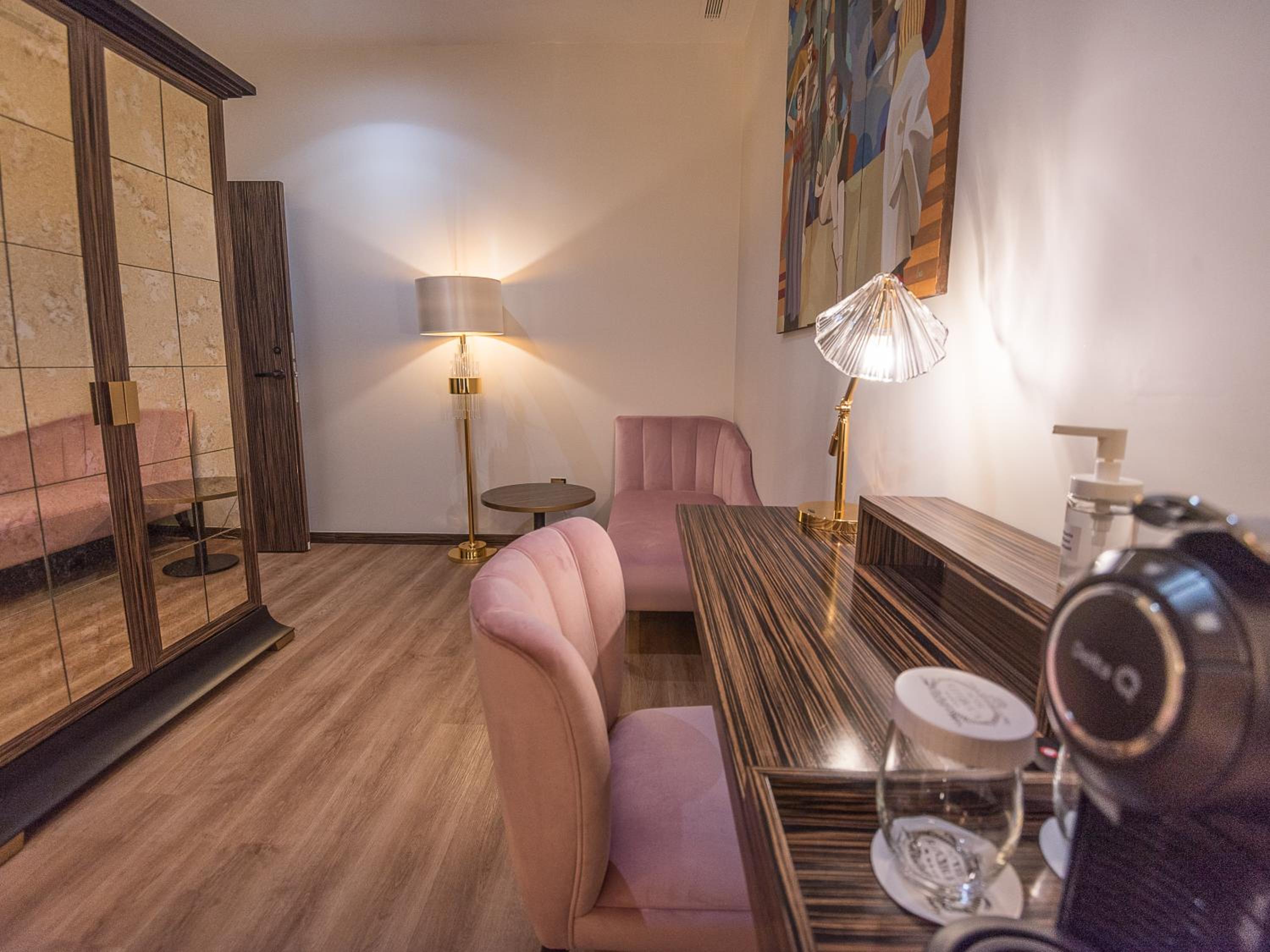 Deluxe Suite - Photo 6