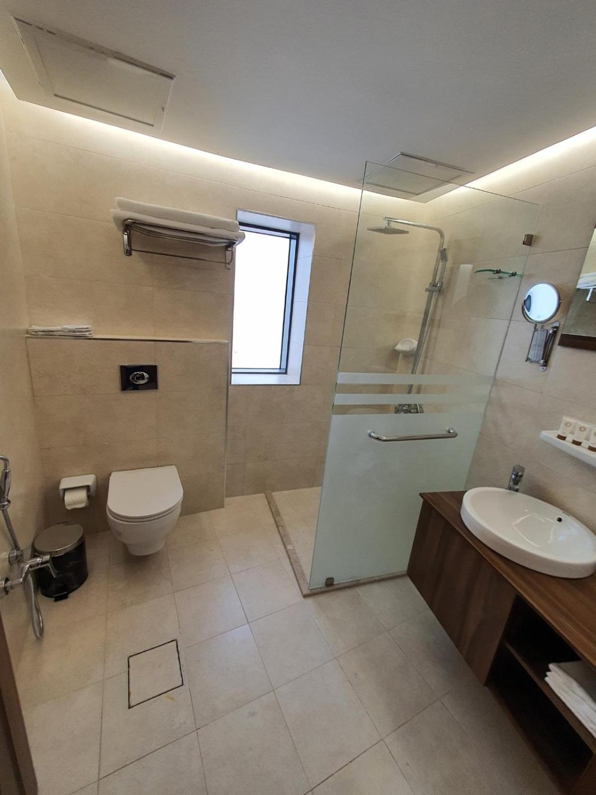 Standard Twin Room with Sea View - Photo 7