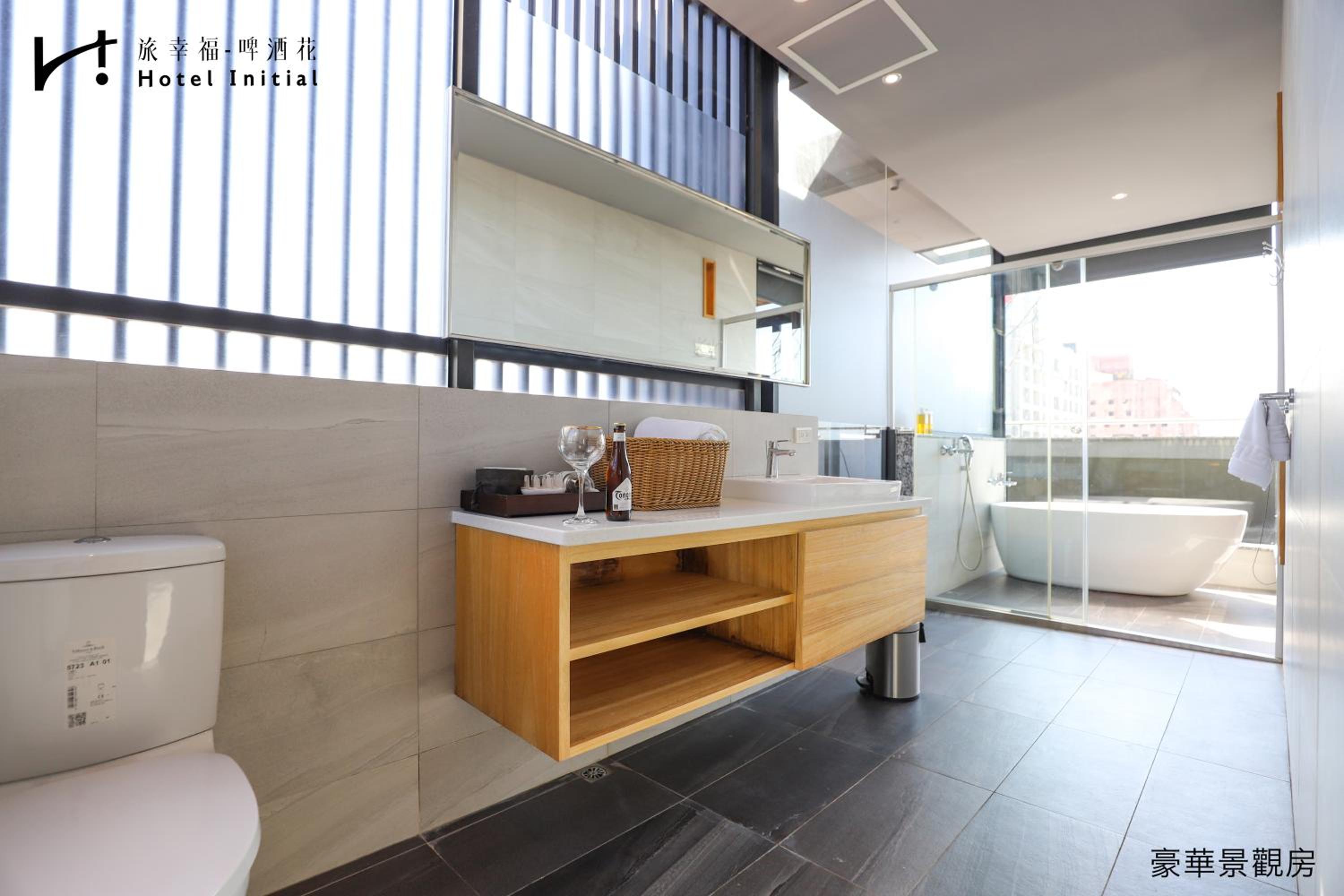 Top View Room with Bathtub thumbnail 5