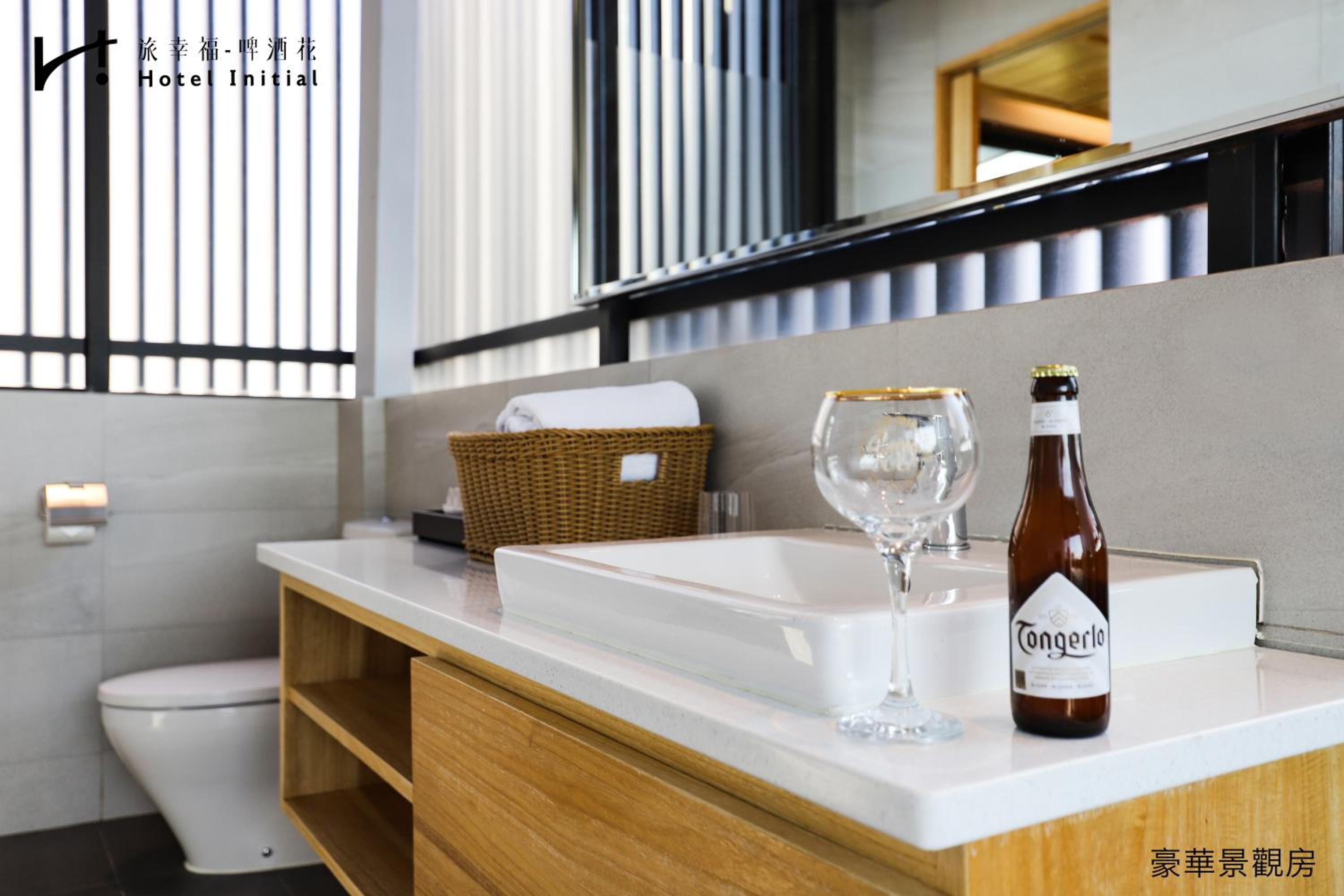 Top View Room with Bathtub thumbnail 6