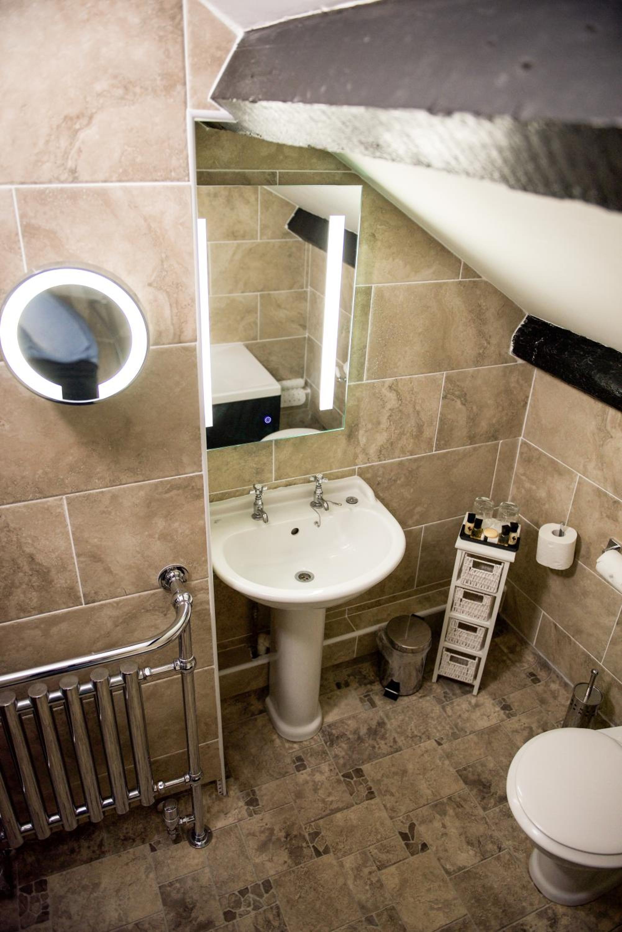 Black Boy Executive Room Queen - Photo 8