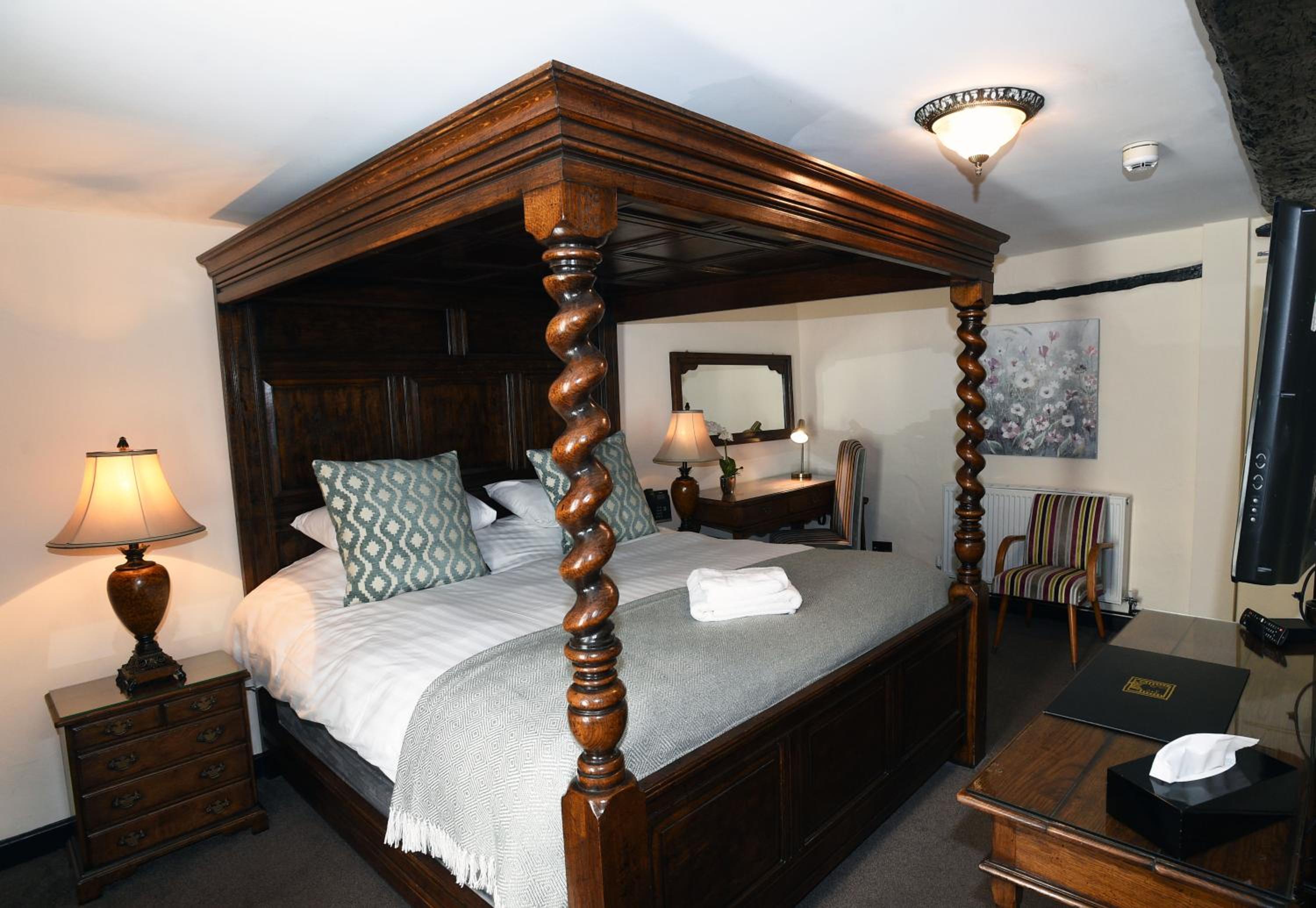 Black Boy Inn Four Poster - Photo 1