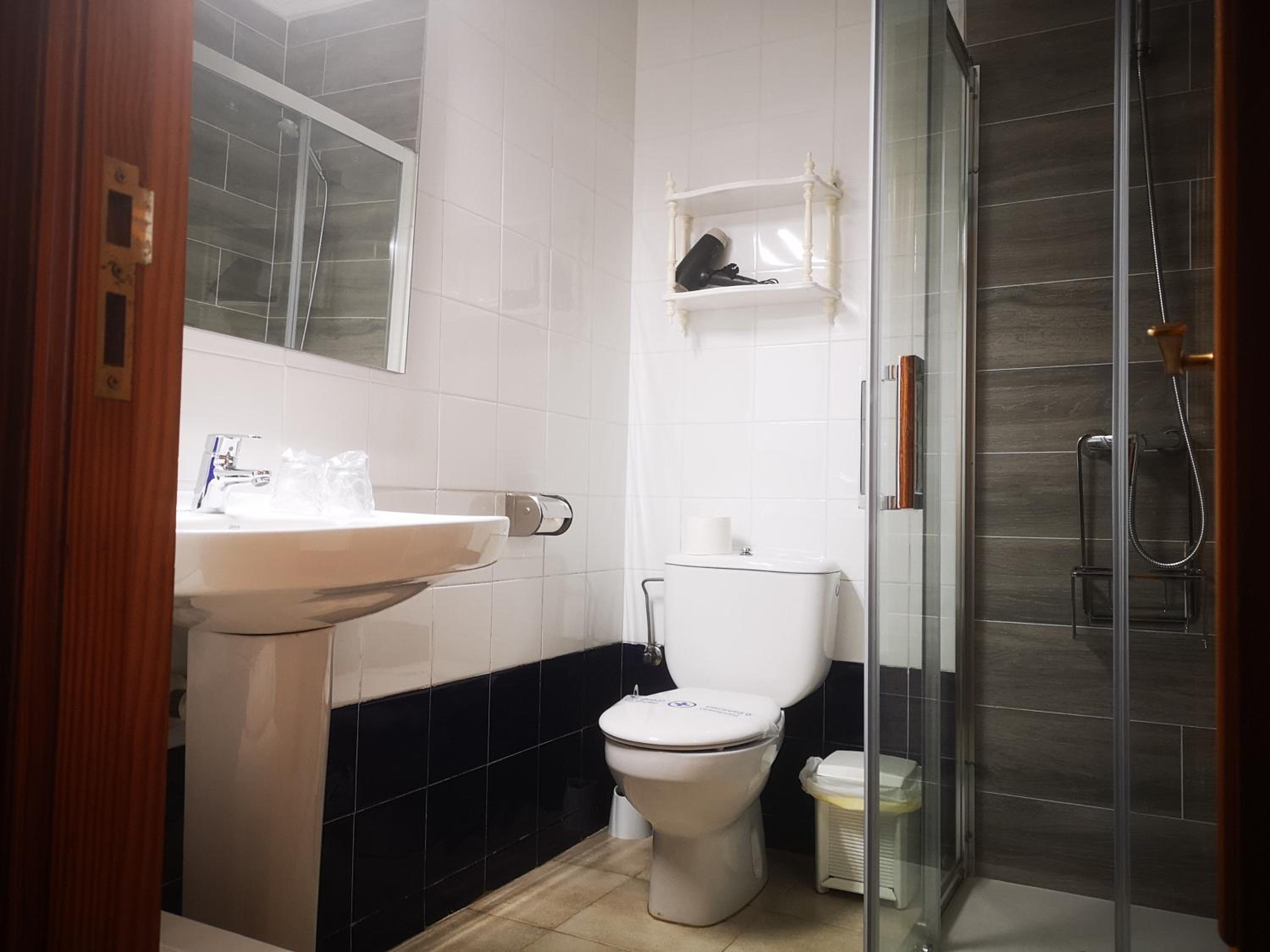 Budget Double Room photo 3