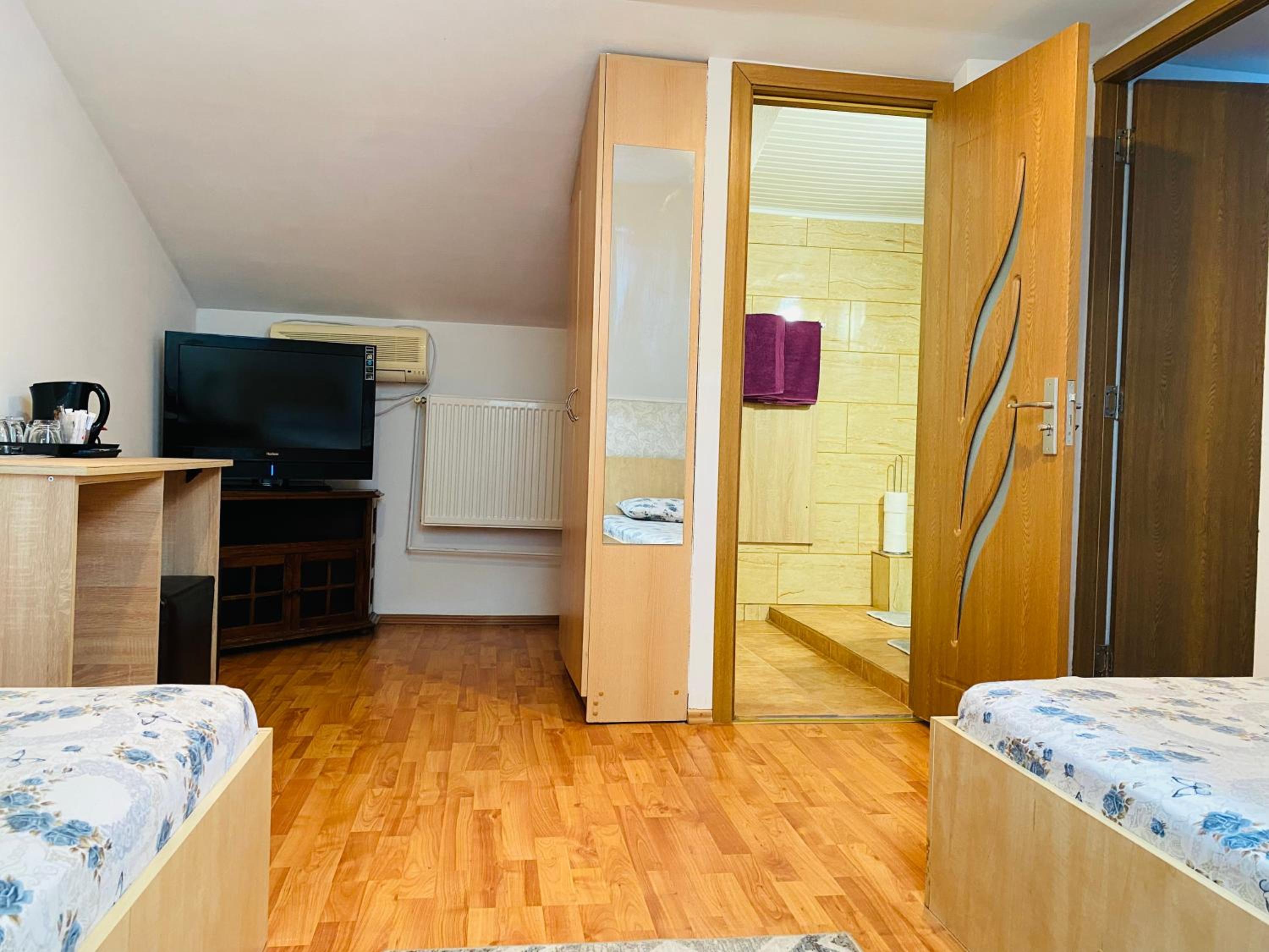 Standard Double Room with Mountain View - Photo 3