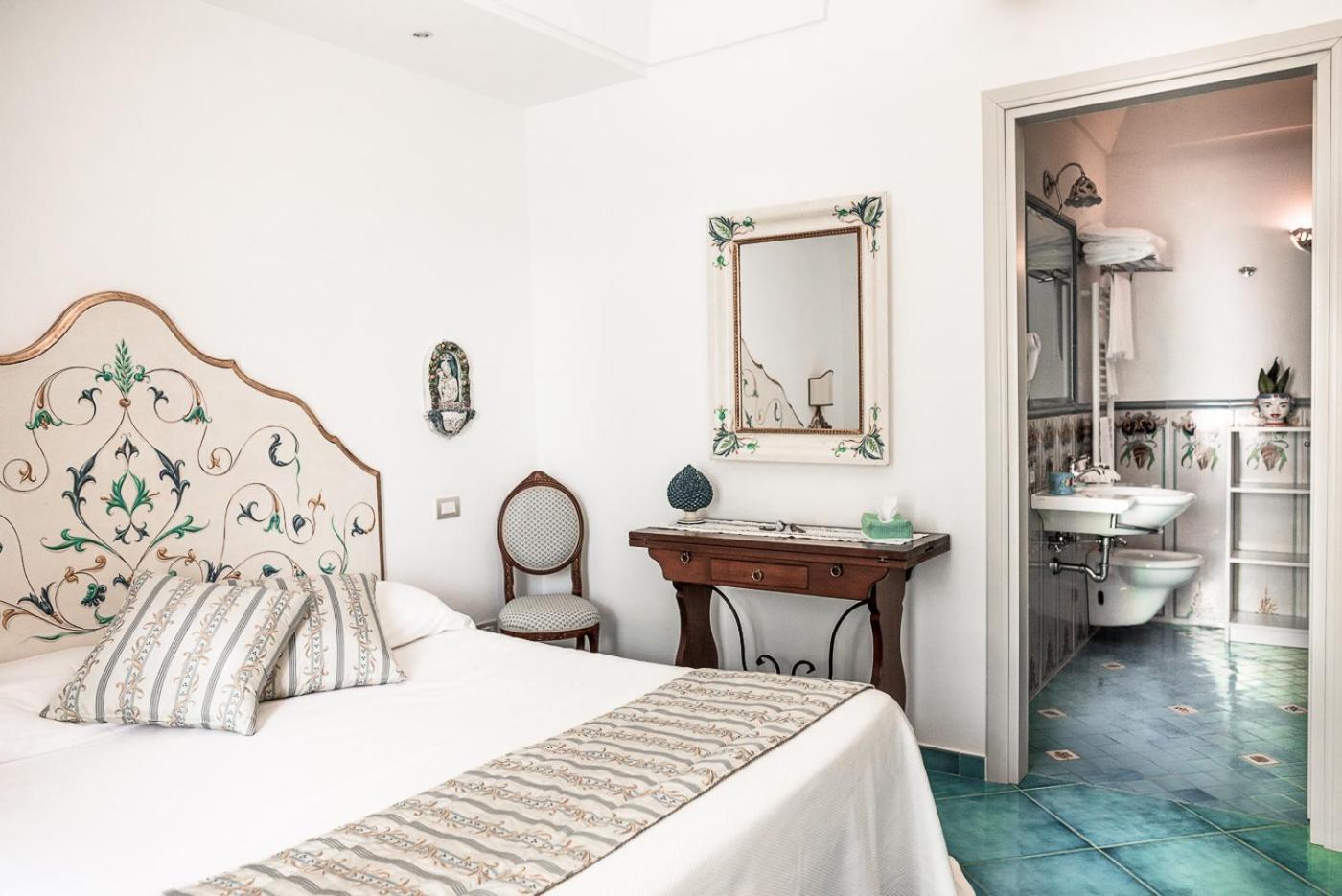 Two-Bedroom Apartment with Balcony and Sea View photo 3