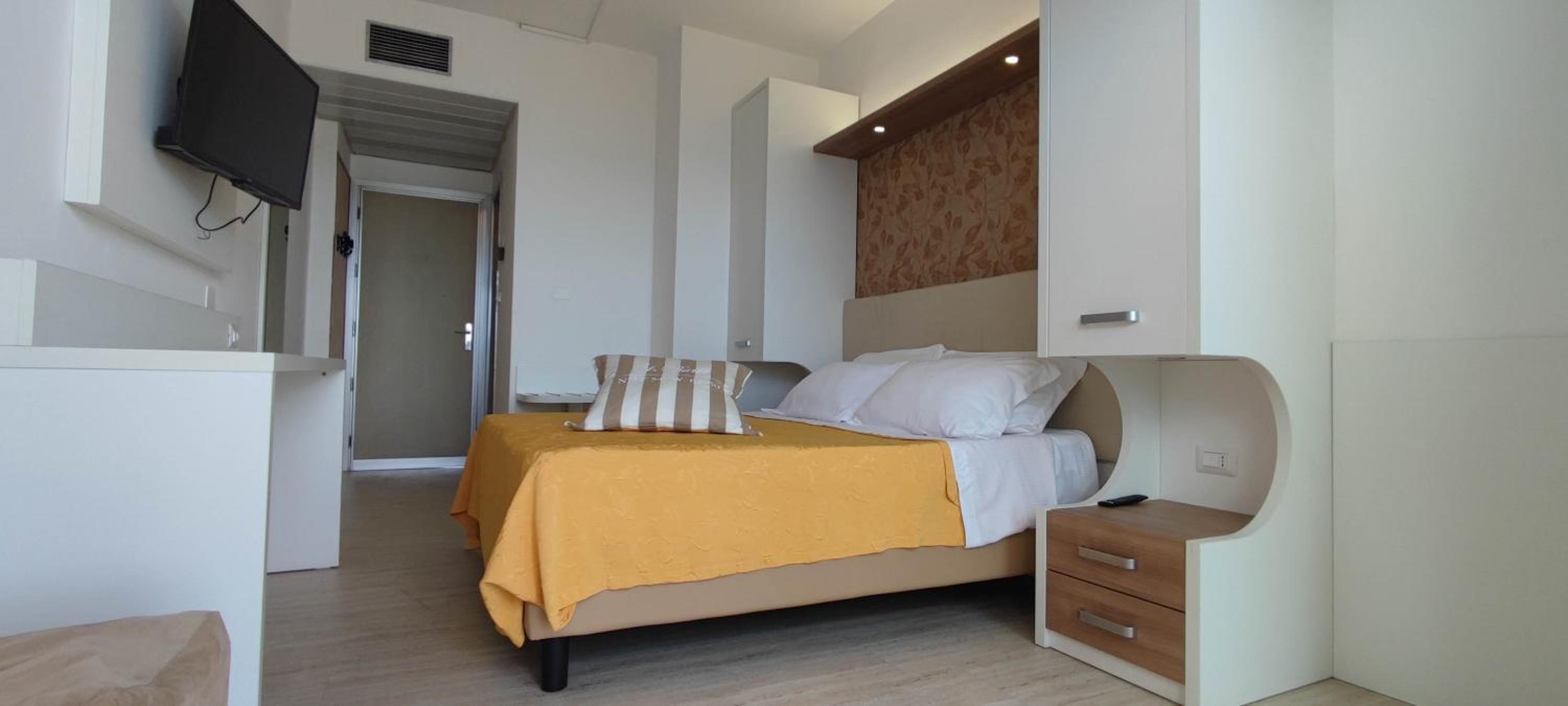 Double or Twin Room with Frontal Sea View - Photo 2