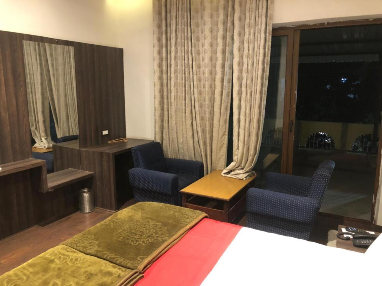 Deluxe Room (2 Adults + 1 Child) - Photo 1