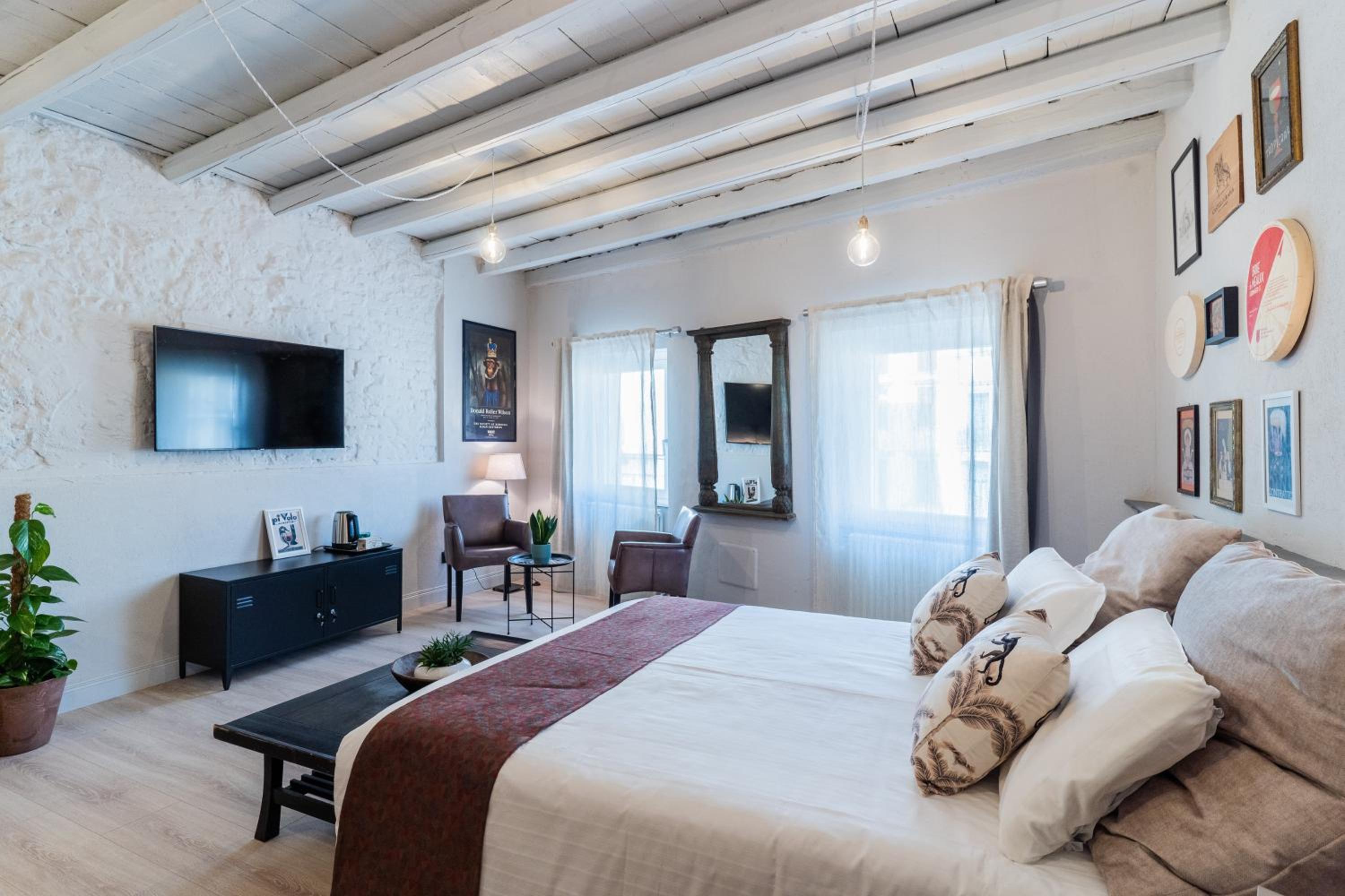 Deluxe Suite - Photo 3