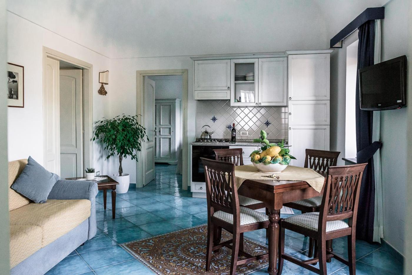 One-Bedroom Apartment with Sea View and Large Kitchen photo 2