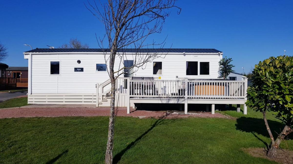 Three-Bedroom House photo 2