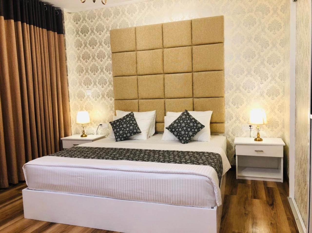 Deluxe Double or Twin Room with Mountain View