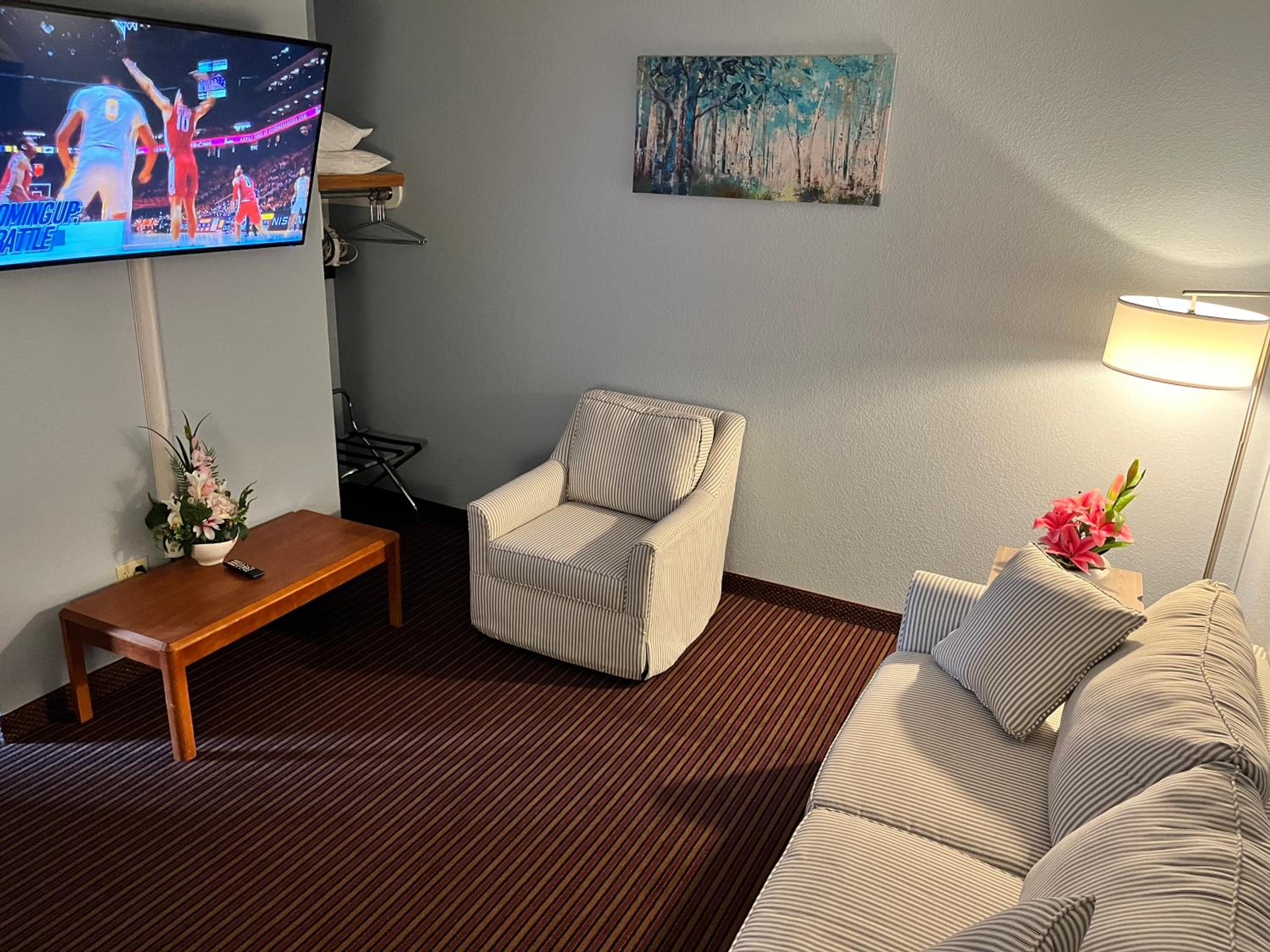 Suite with Hot Tub - Photo 5