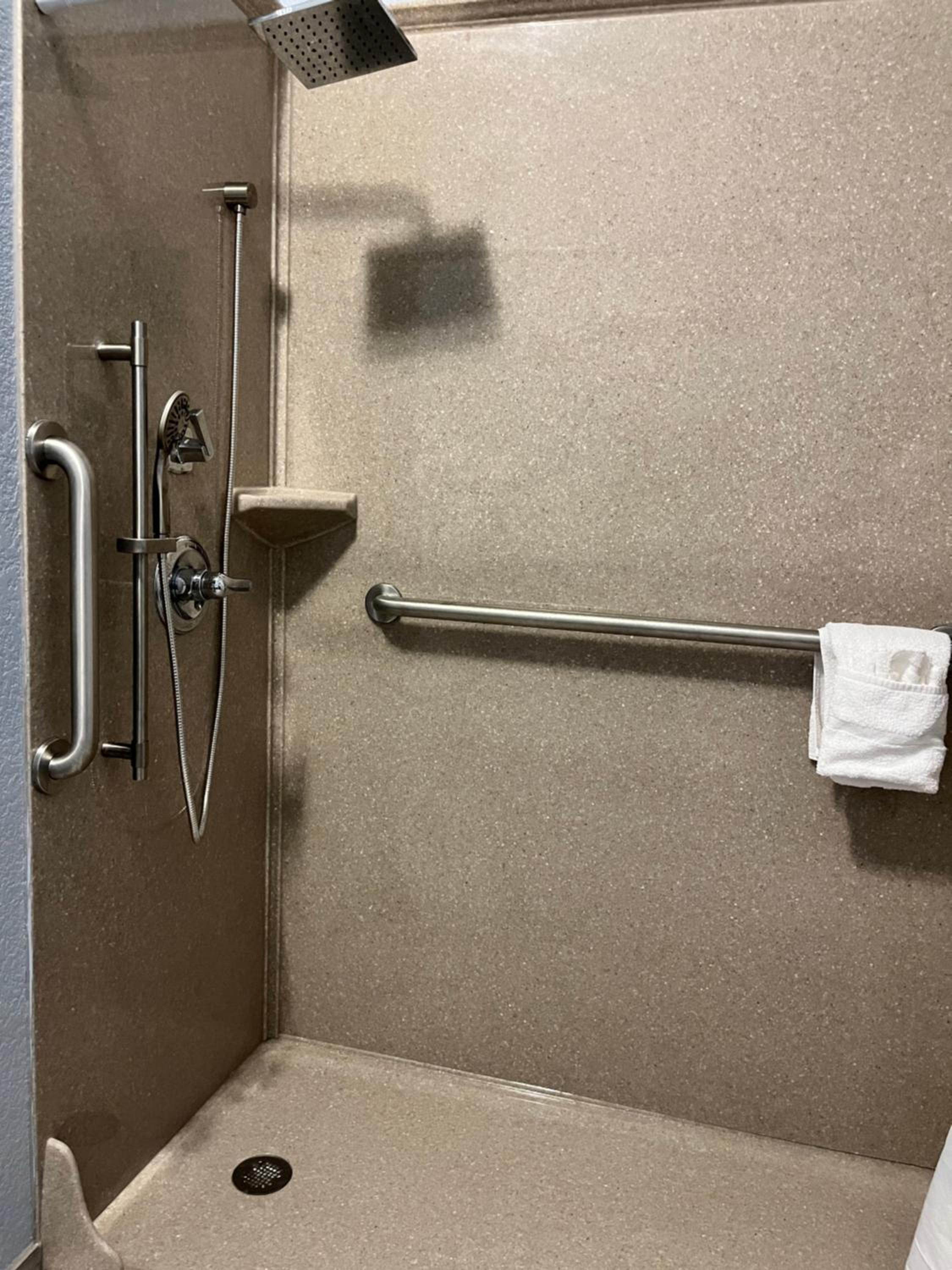 Queen Room - Disability Access - Photo 2