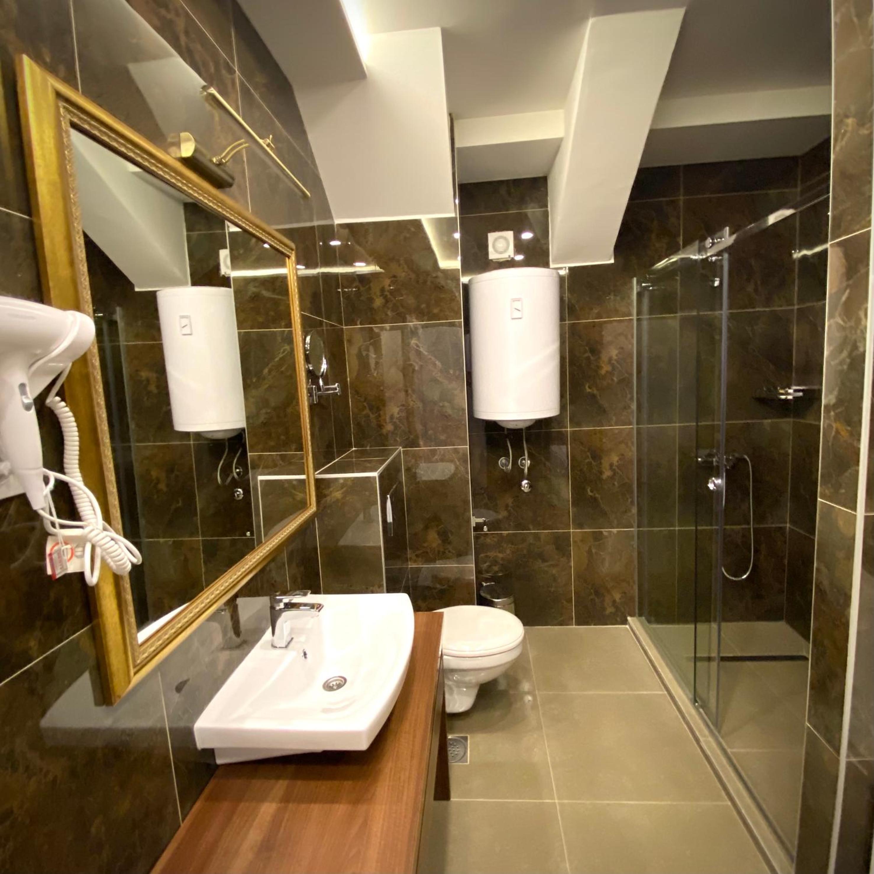 Standard Double or Twin Room - Photo 16