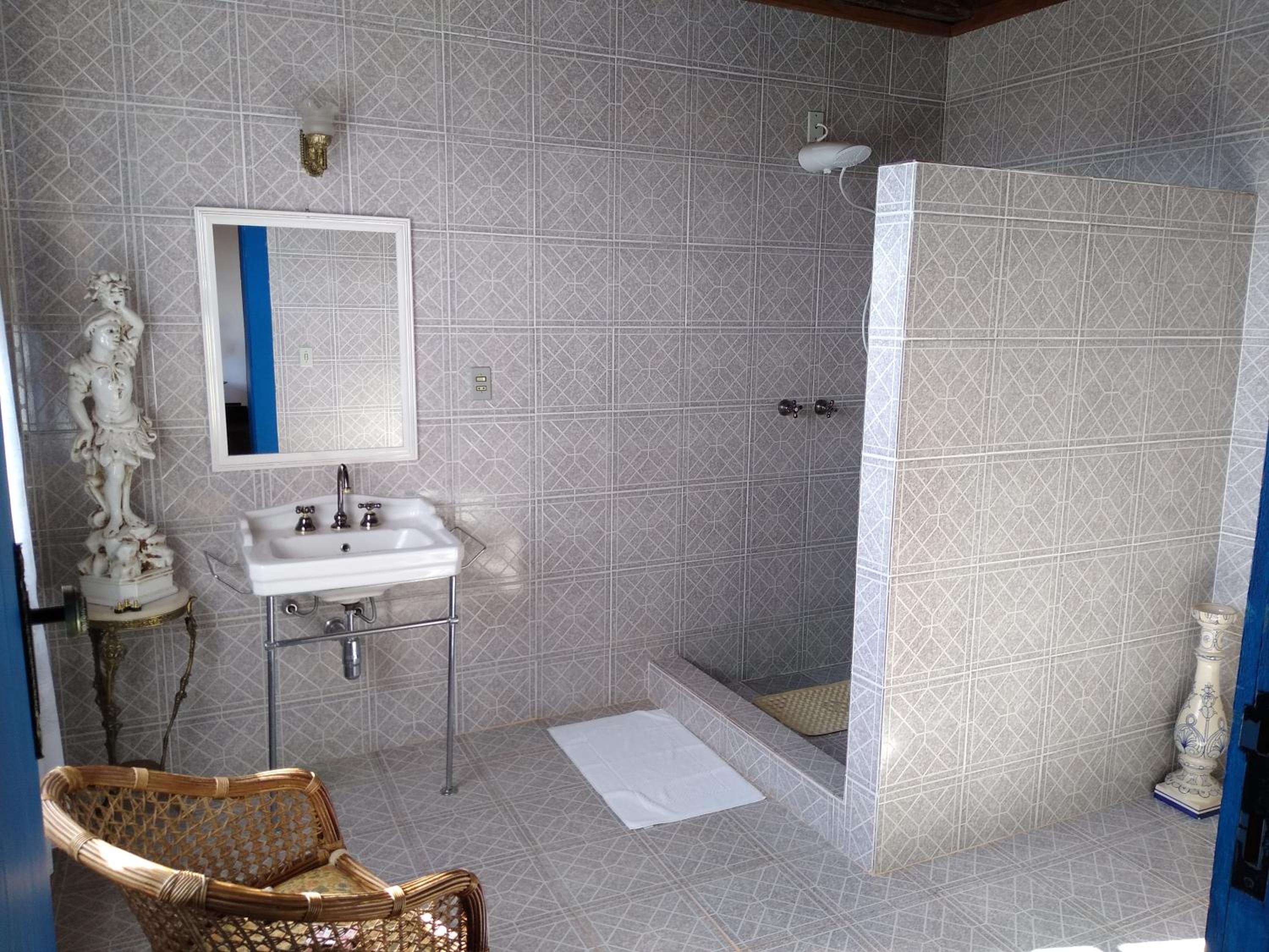 Deluxe Queen Suite photo 2