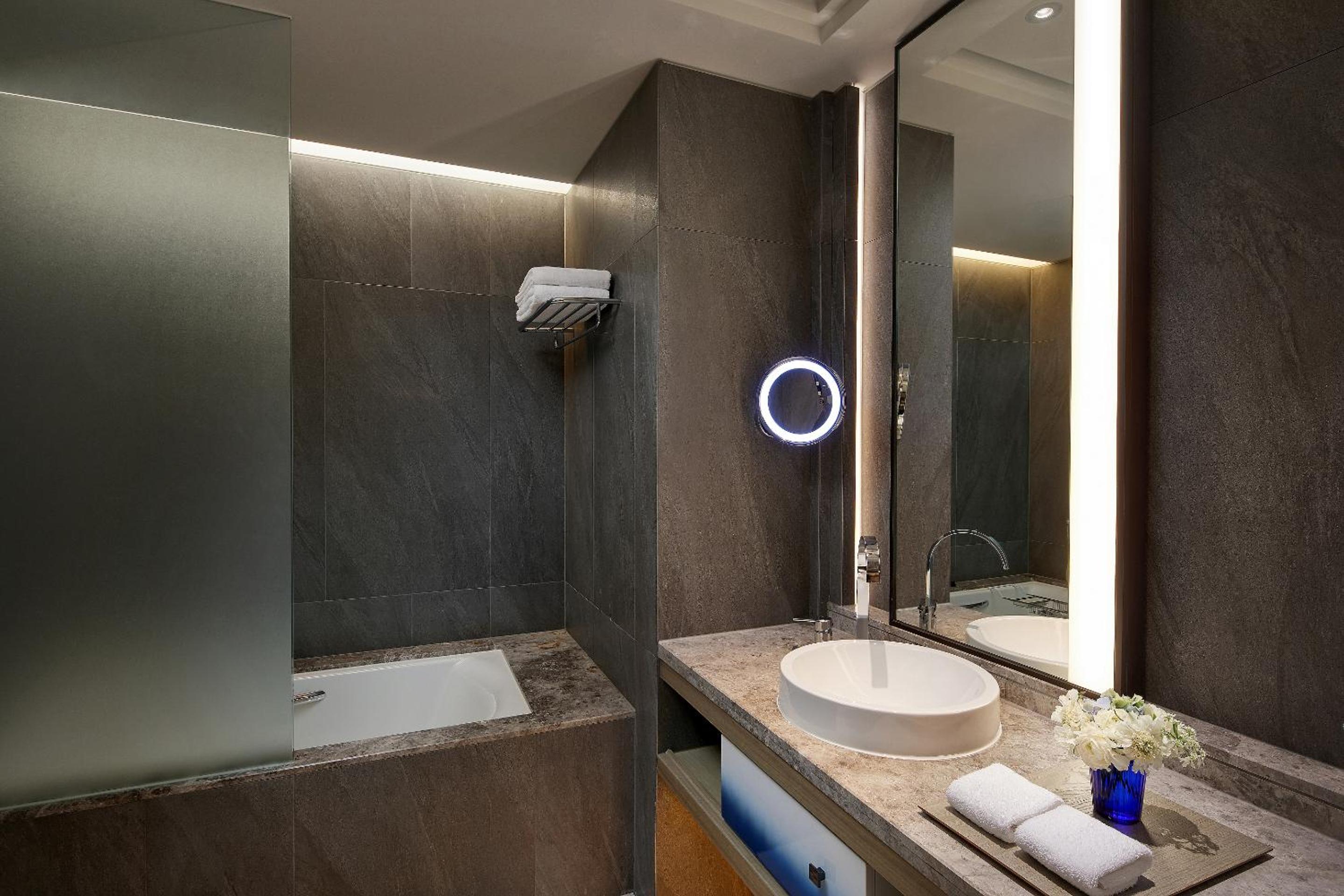 Premier Twin Room with Mipo Harbor View photo 2