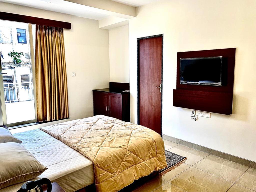 Deluxe Queen Room - Photo 7
