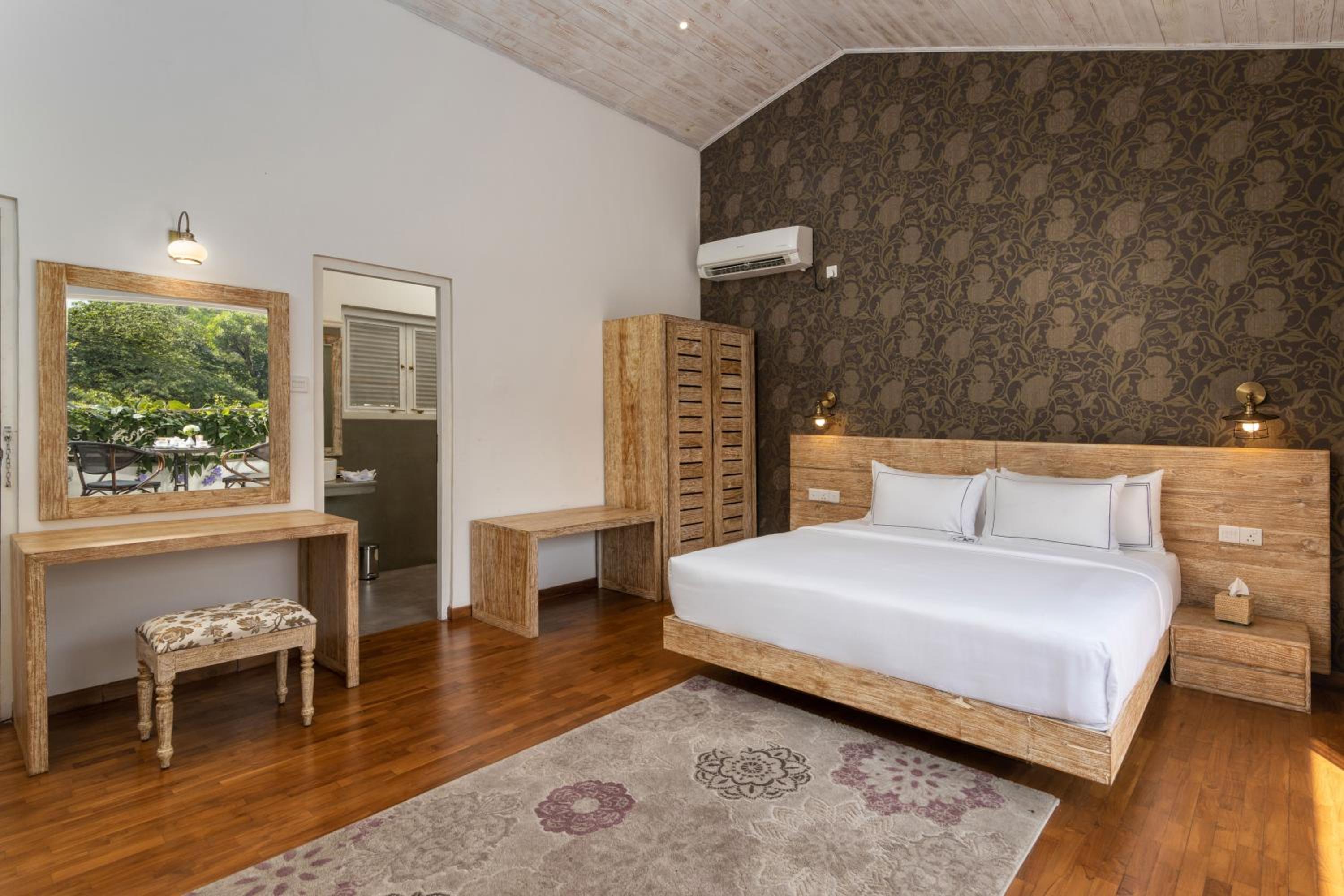 Deluxe Double Room with Balcony photo 2