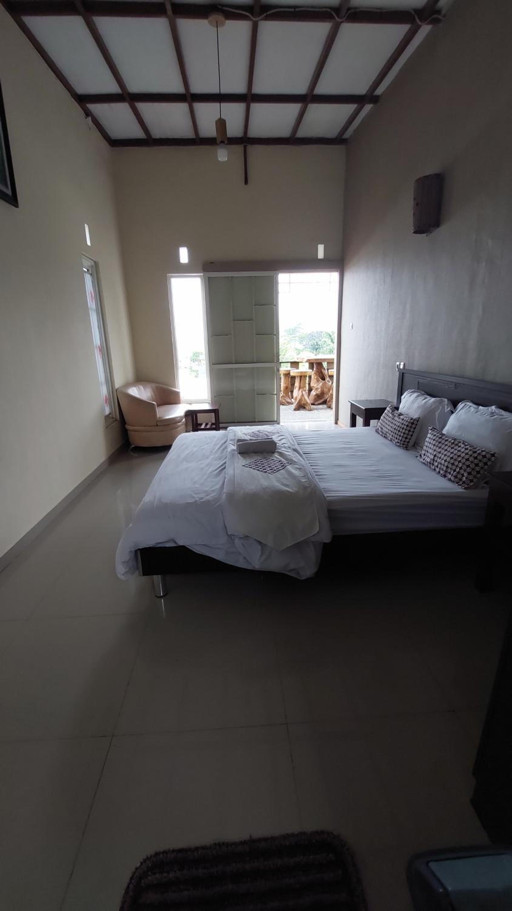 Queen Room with Balcony - Photo 12