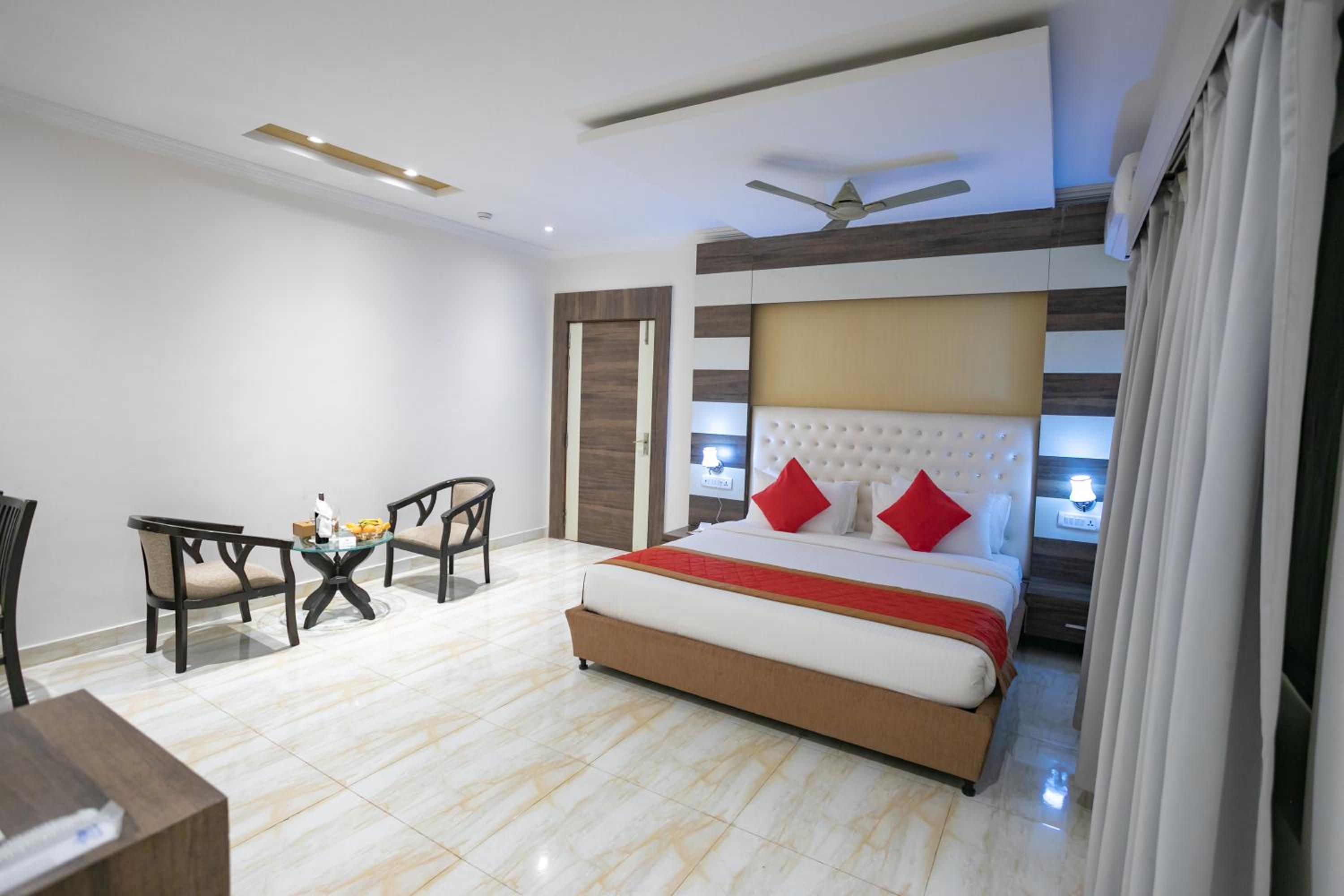 Suite - Photo 1