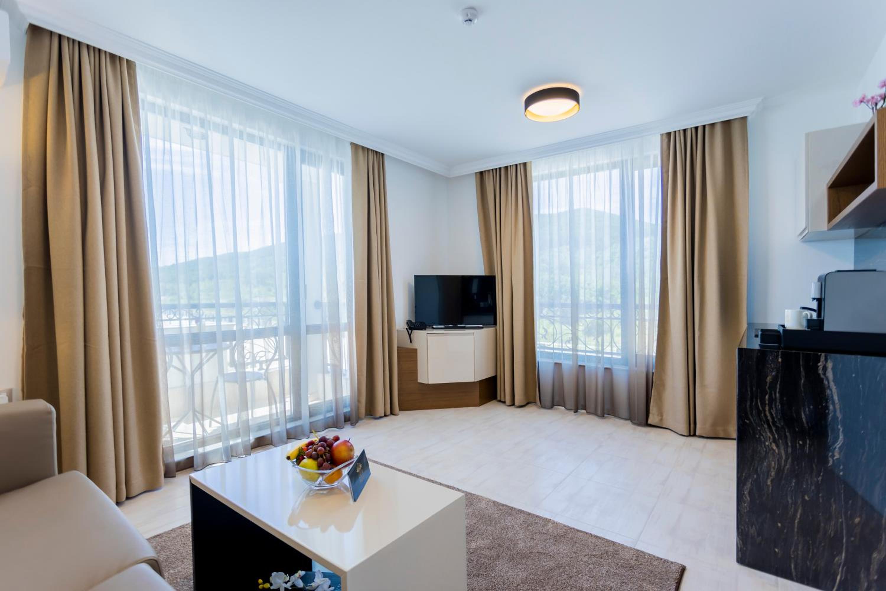 One-Bedroom Apartment with Partial Sea View - Photo 4