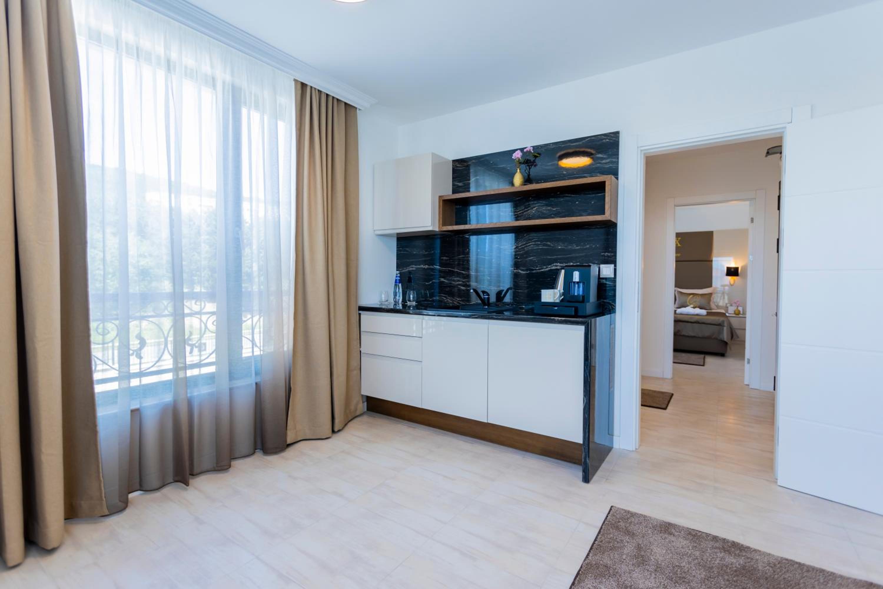 One-Bedroom Apartment with Mountain View - Photo 9