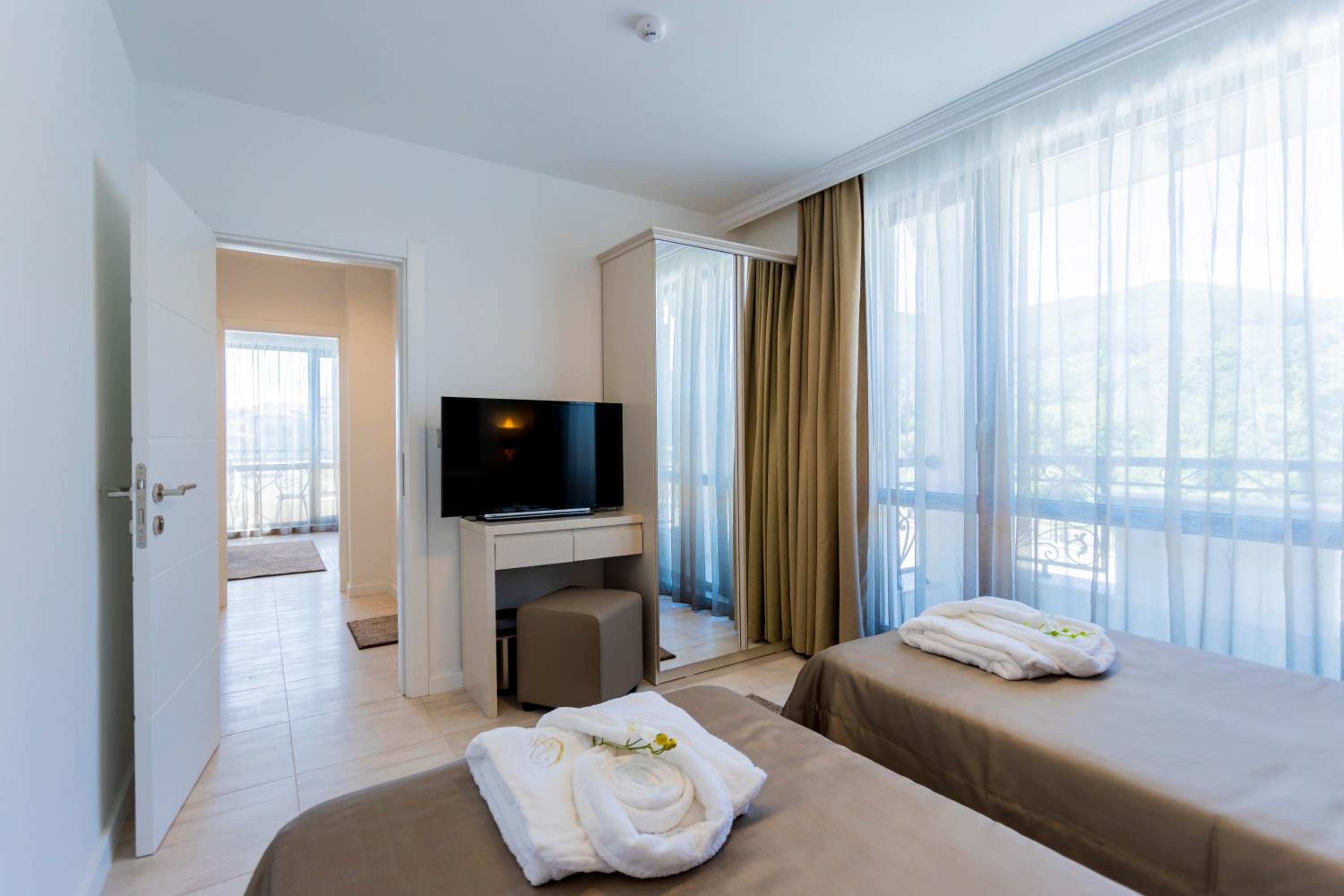 One-Bedroom Apartment with Partial Sea View - Photo 5